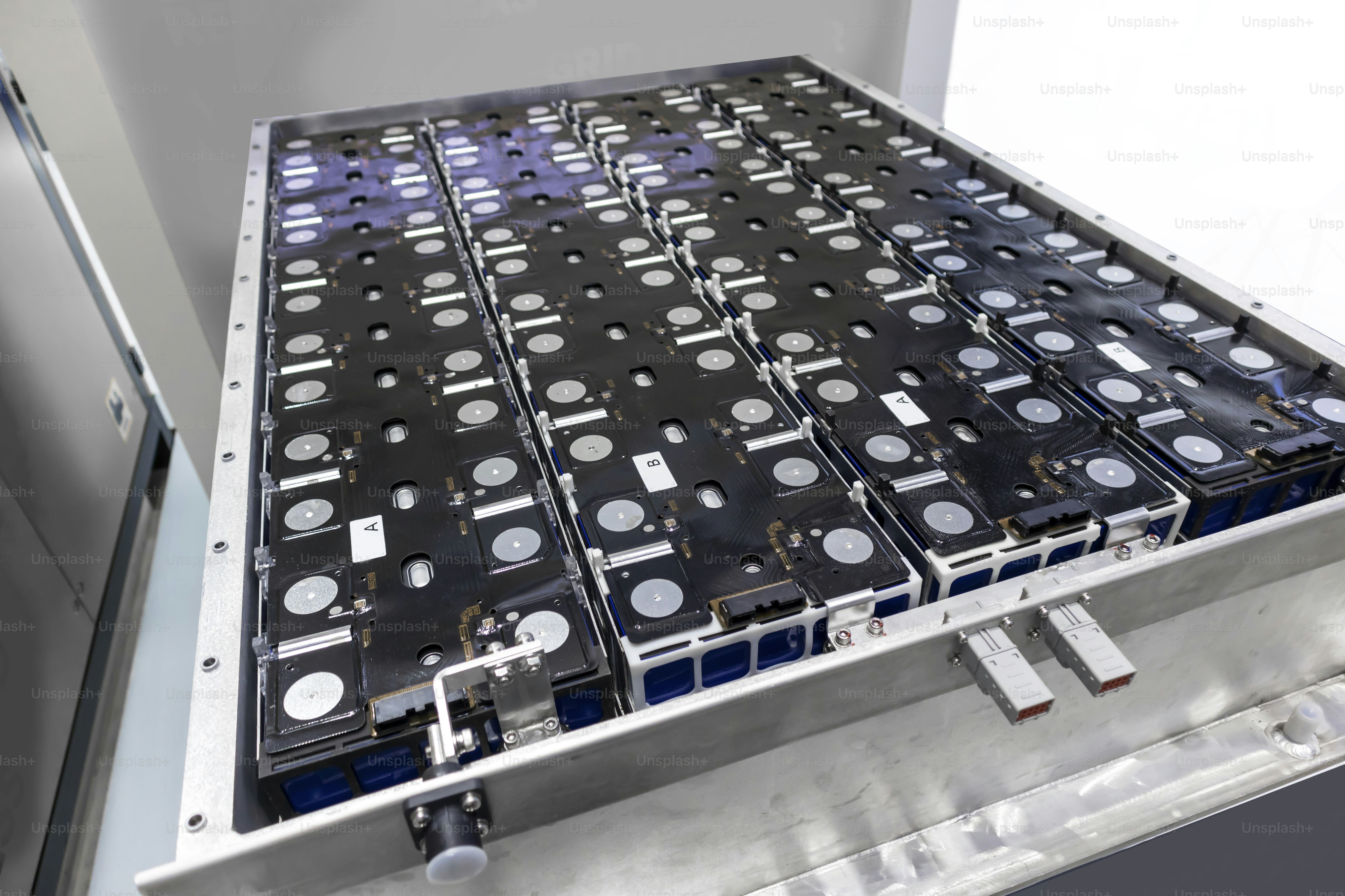 Les panneaux de batteries stockent l’énergie électrique. Attachez plusieurs batteries ensemble.