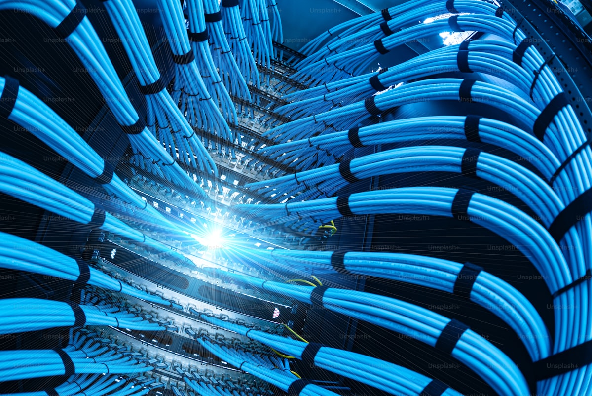 Câbles fibre optique bleus dans un rack serveur data center
