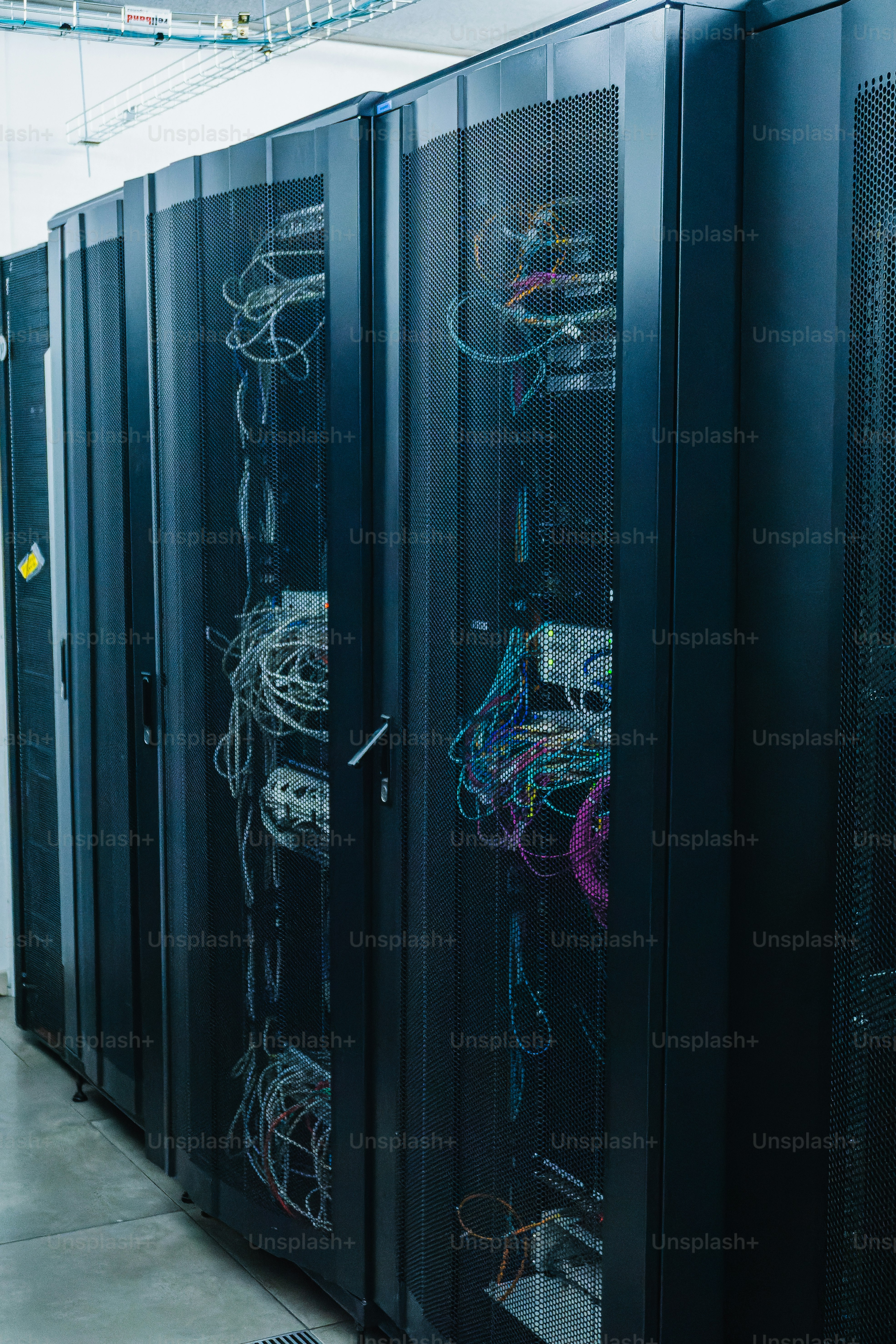 Serverrack og nettverksinfrastruktur uten personer