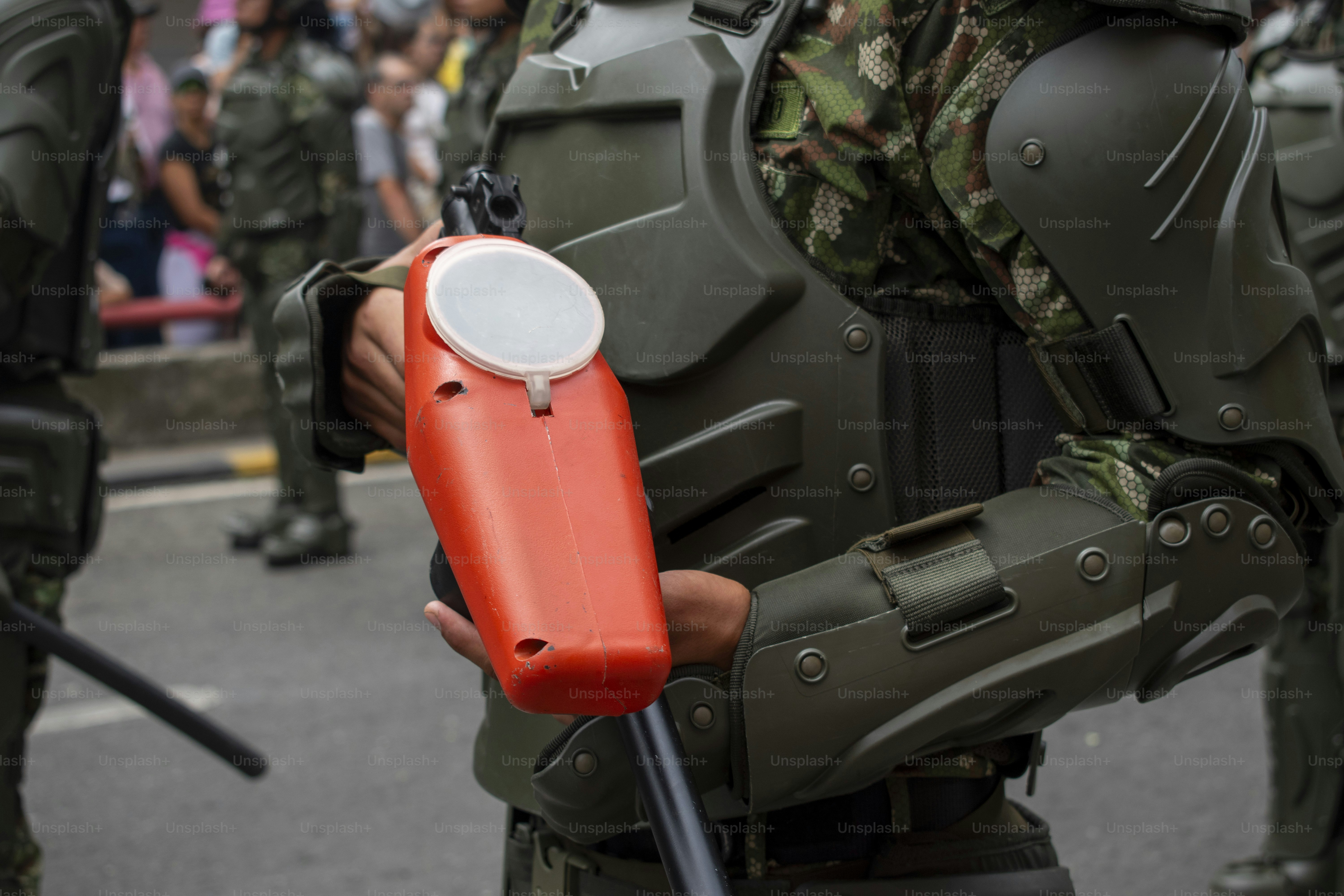 Tersedia pelatihan kekuatan dengan senjata cat, polisi anti huru-hara dalam latihan kontrol, Pelatihan taktis dengan spidol paintball. Foto berkualitas tinggi