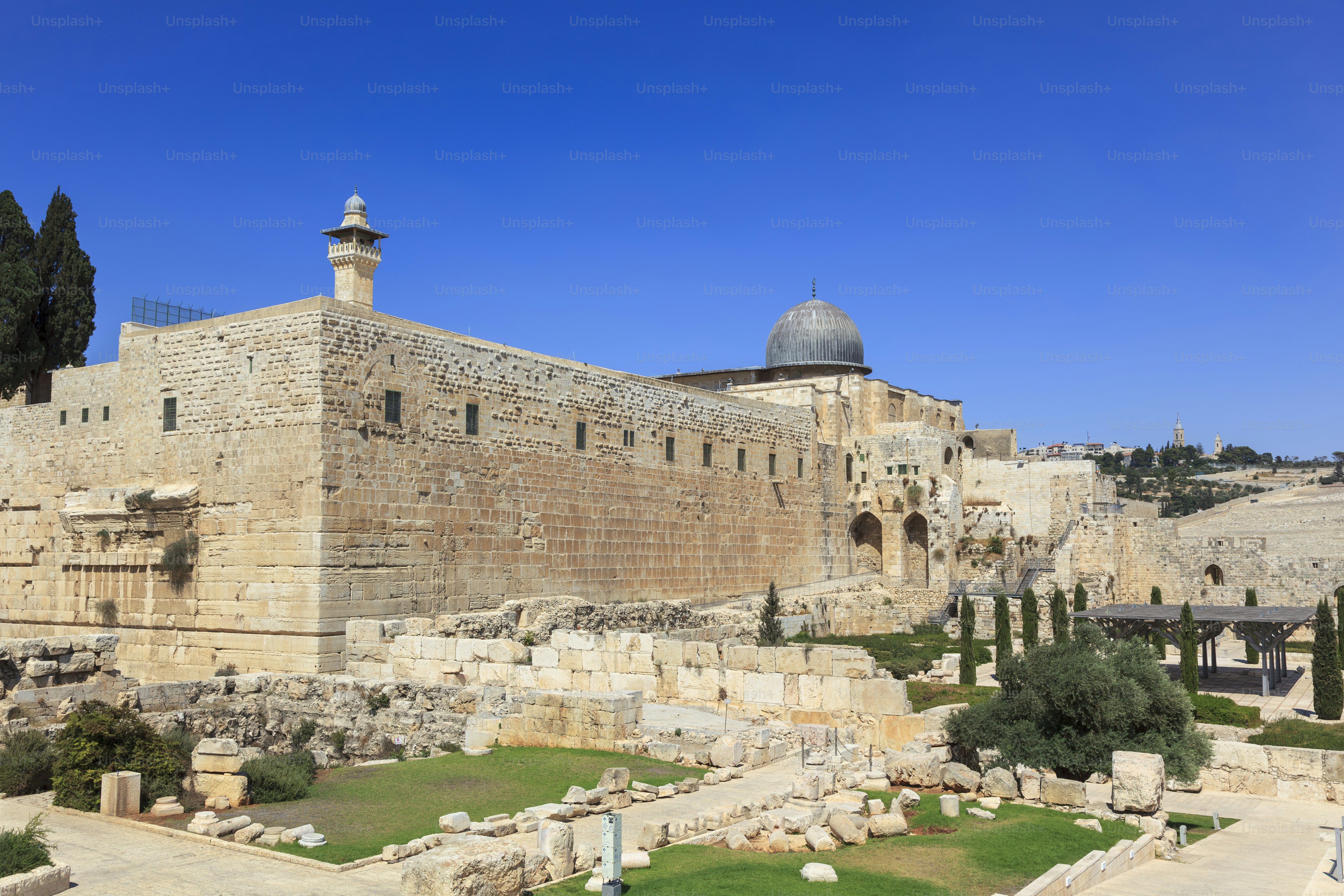 Localizada na extremidade sul do Monte do Templo, na Cidade Velha de Jerusalém, a Mesquita de Al-Aqsa é o terceiro local mais sagrado do Islã