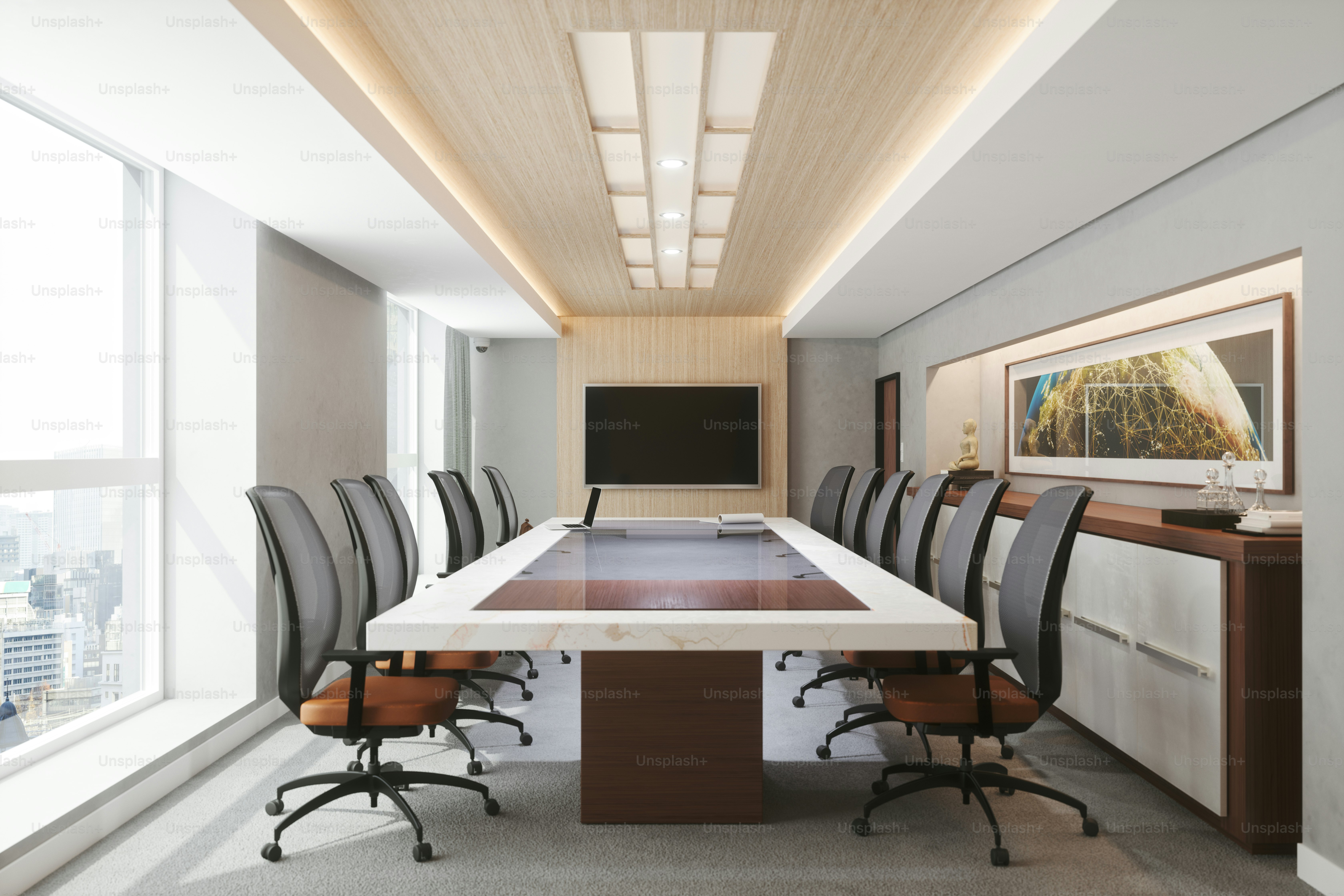 Sala riunioni d'ufficio contemporanea vuota.