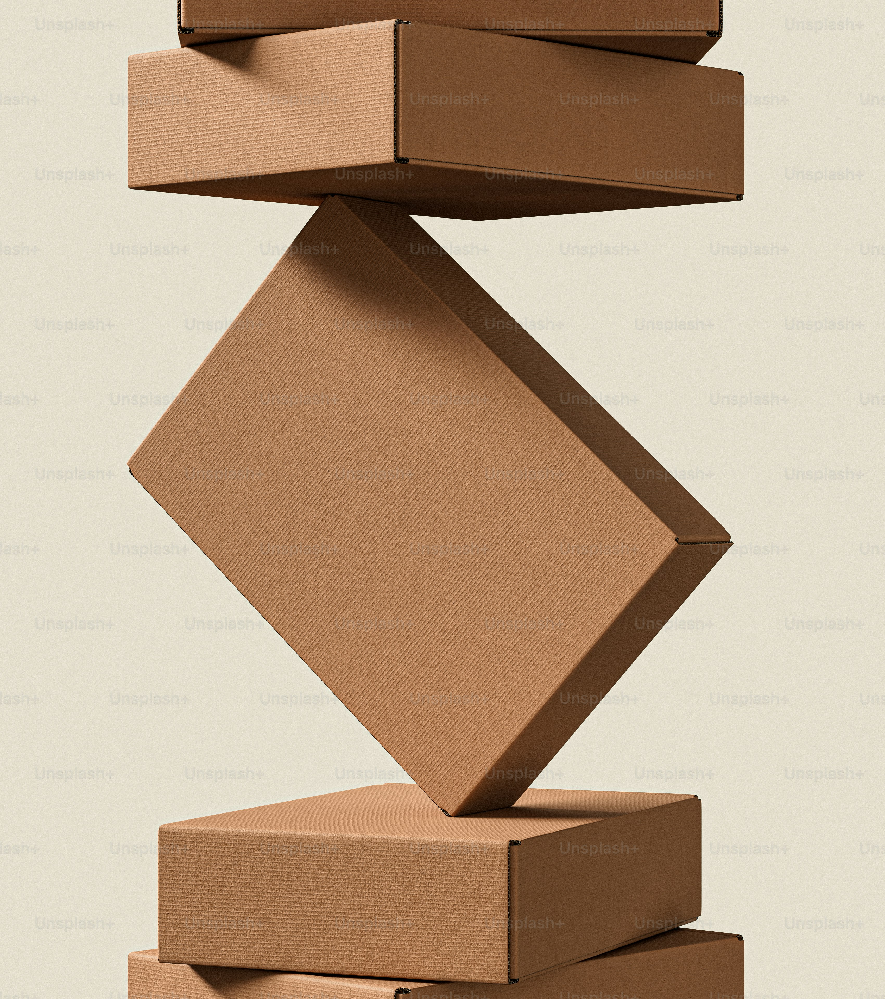 Gestapelte Pappkartons balancierten wackelig.