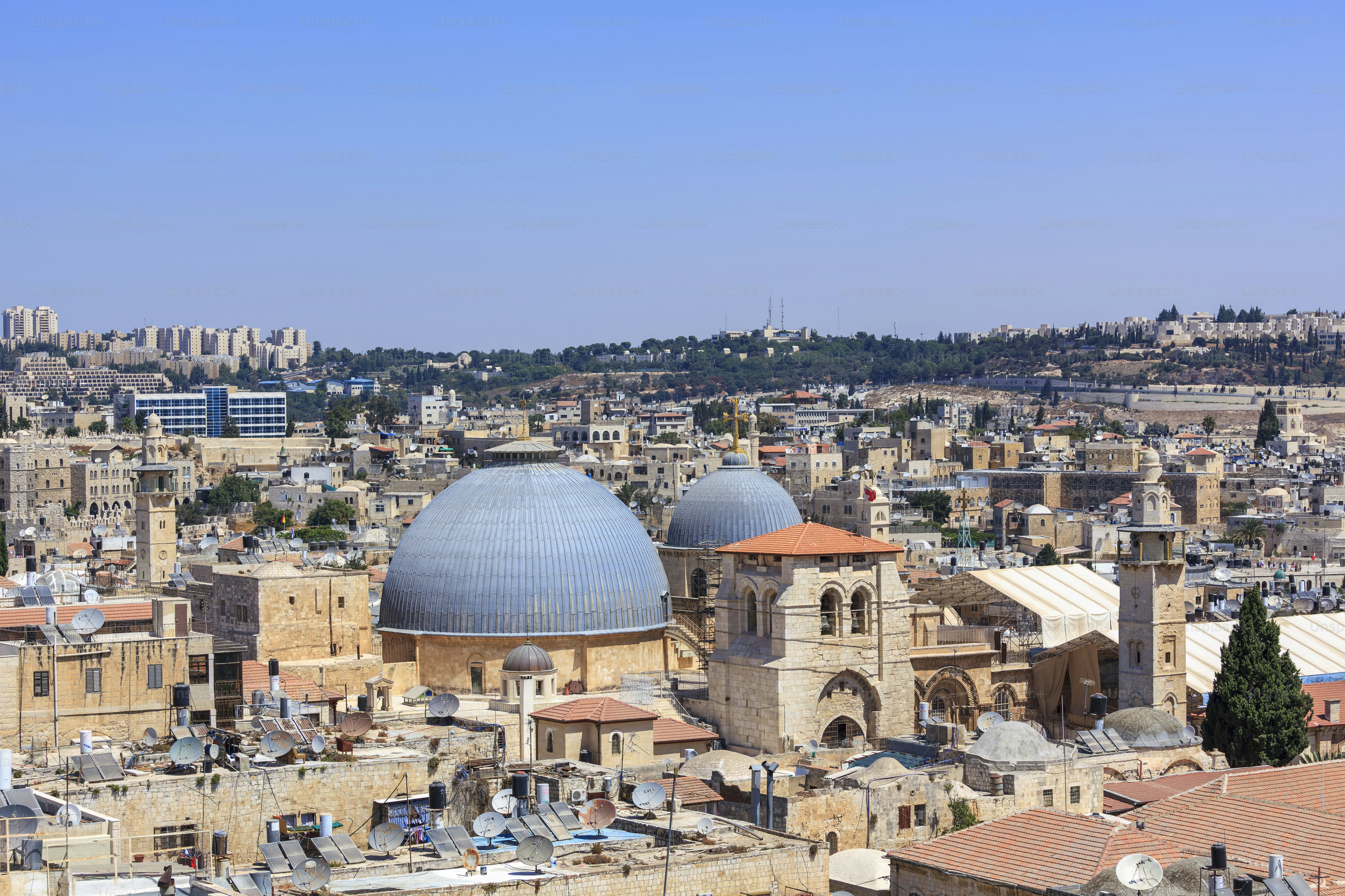 Une vue sur l’église du Saint-Sépulcre et les toits denses de la vieille ville de Jérusalem