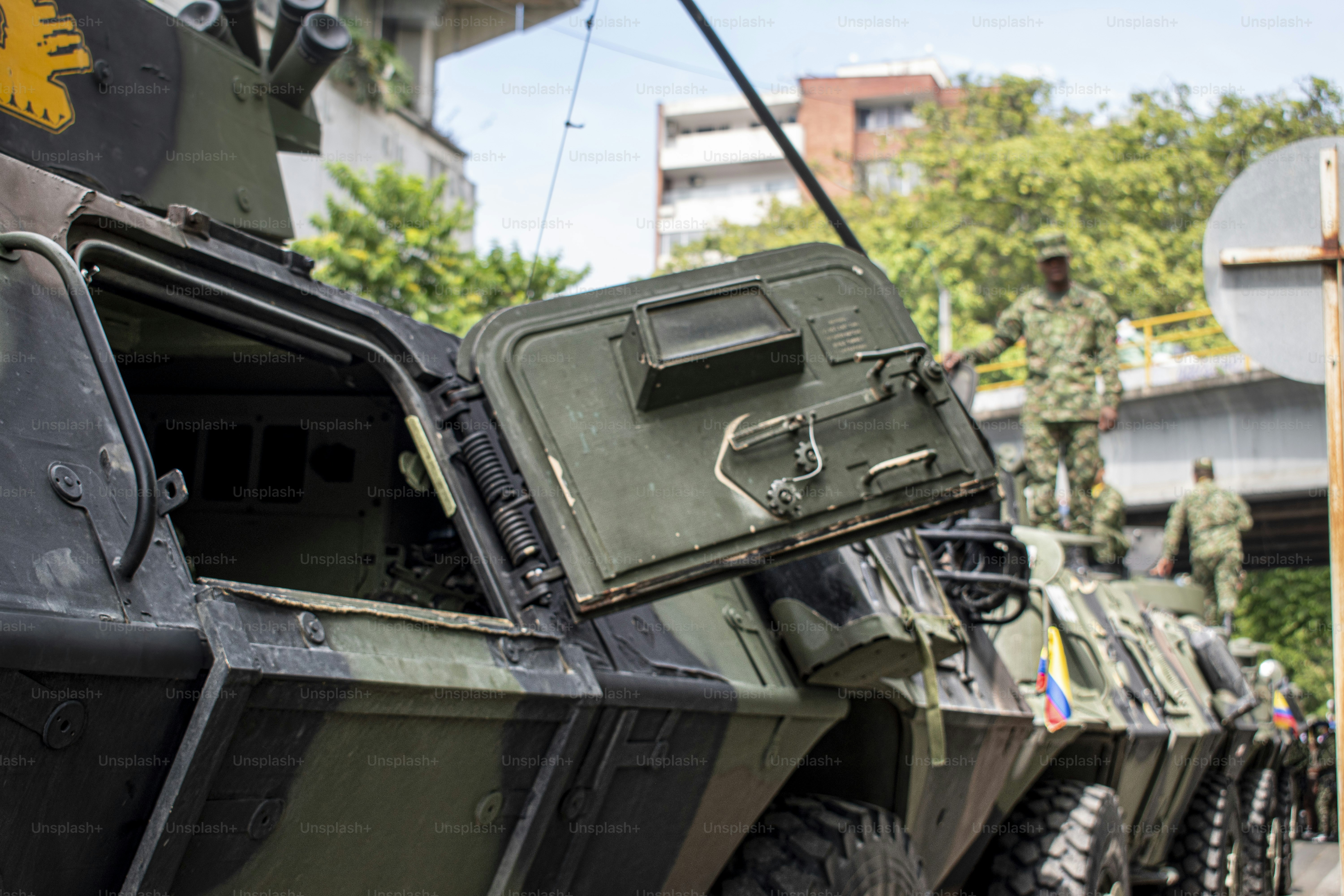 Char militaire à porte ouverte, véhicule blindé de l’armée colombienne, forces armées en opération en Colombie. Photo de haute qualité