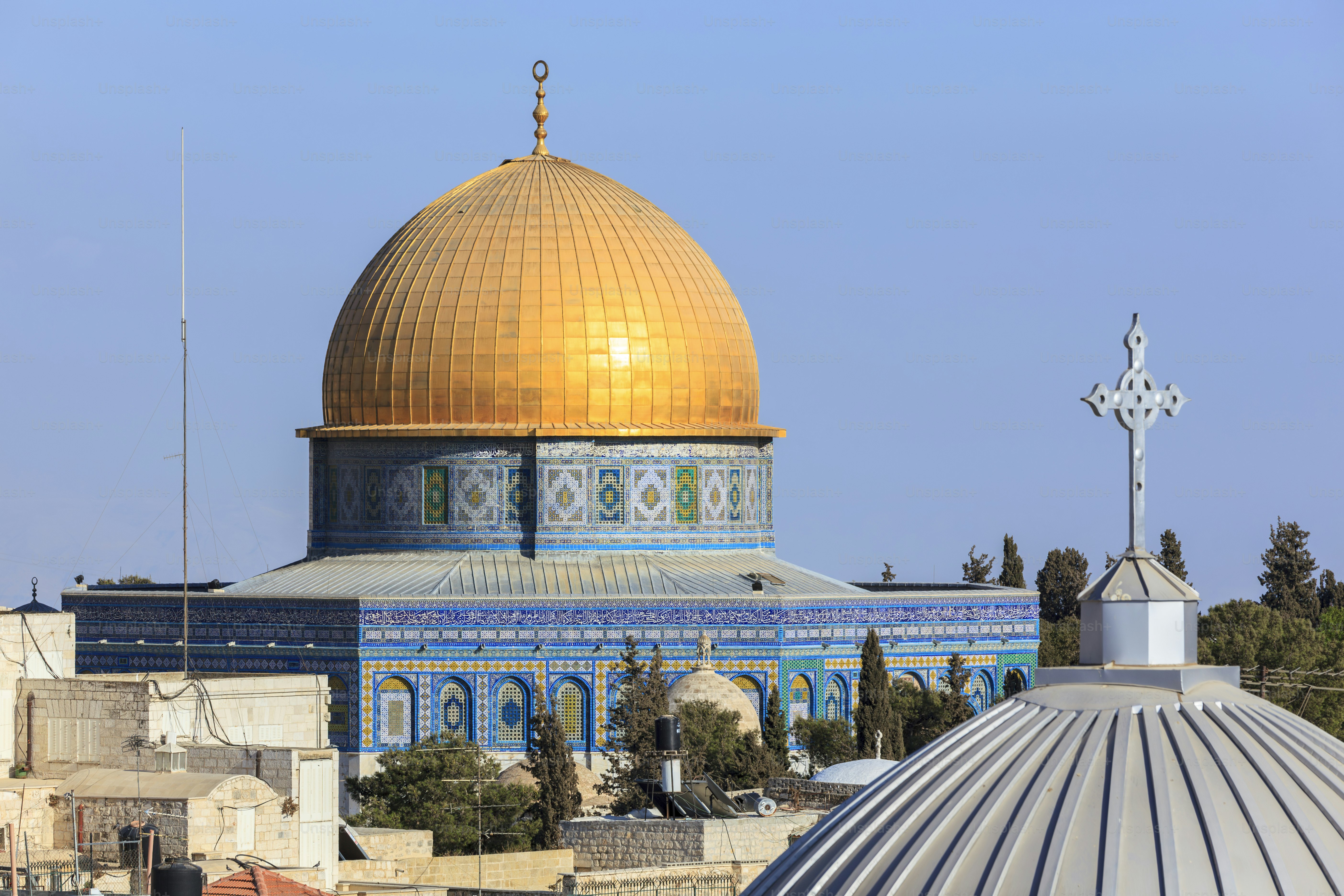 Situata sul Monte del Tempio nella Città Vecchia di Gerusalemme, la Cupola della Roccia è un sito islamico sacro.