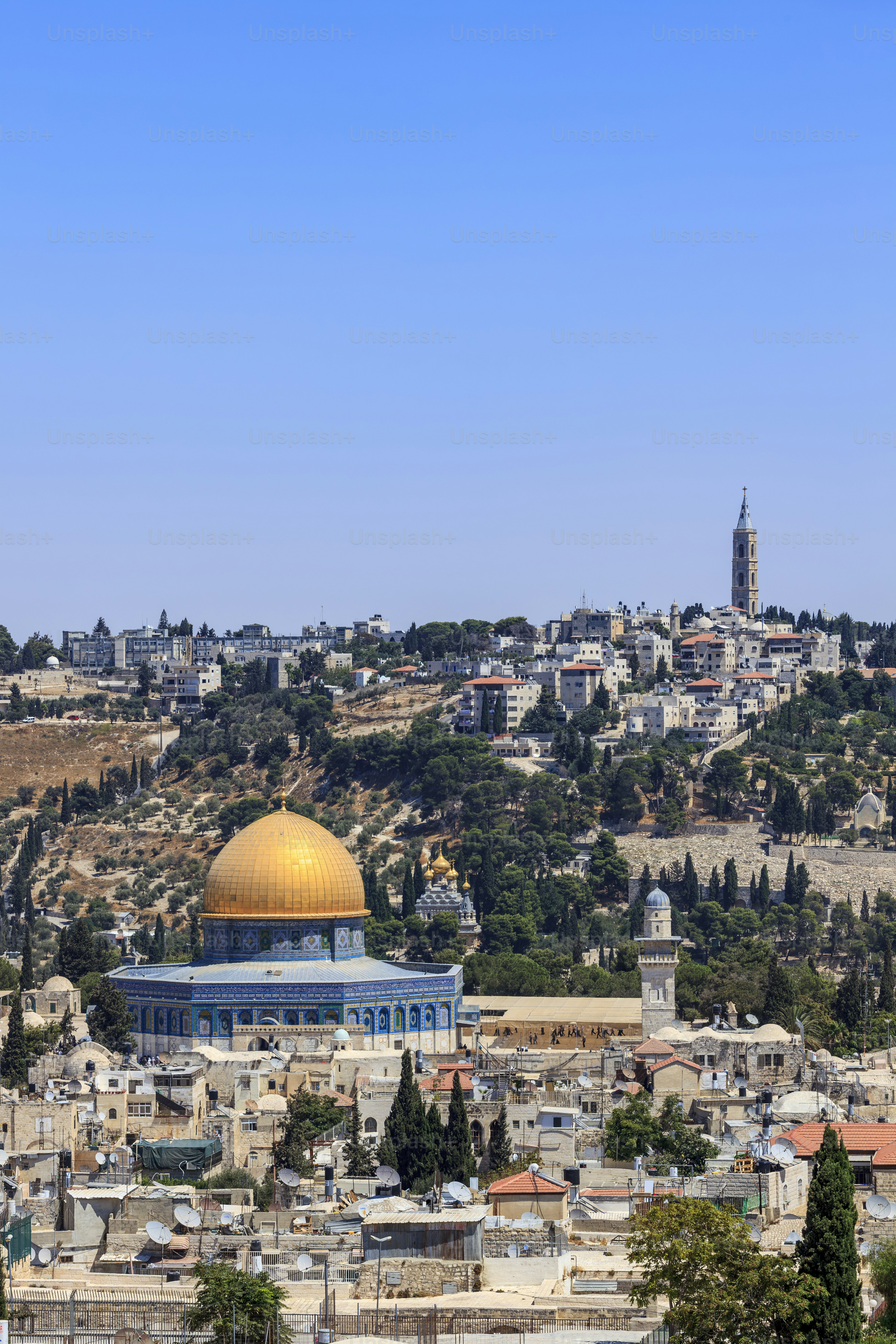 La Cúpula de la Roca en el Monte del Templo se alza ante el Monte de los Olivos a lo lejos.
