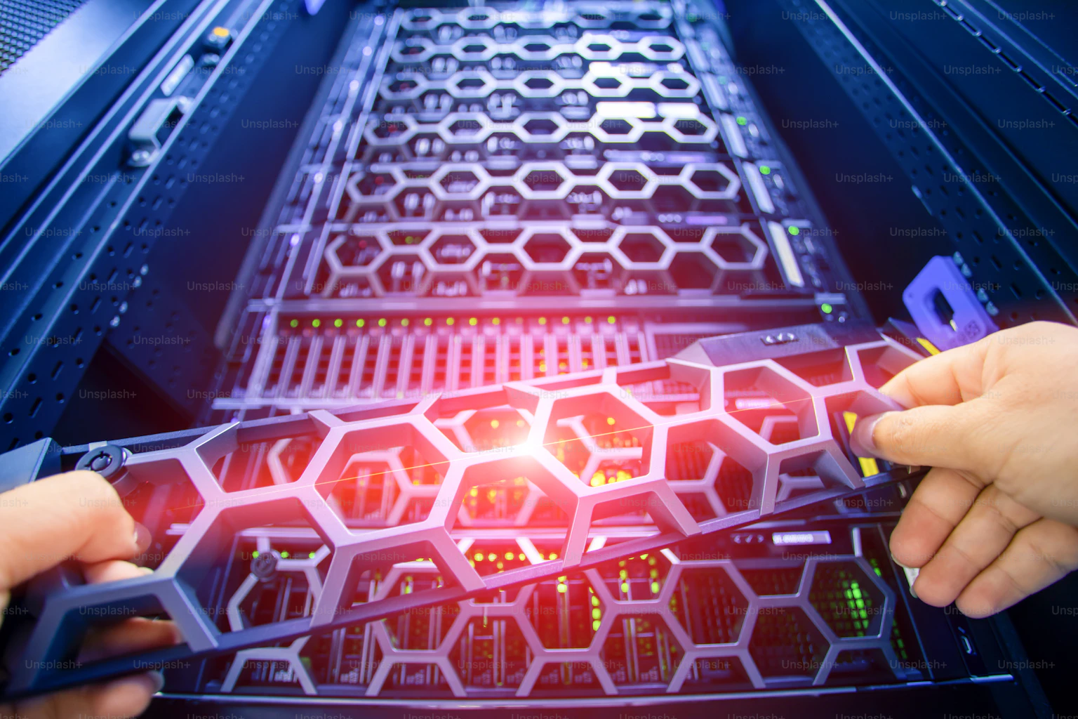 Mise en rack de serveurs DELL et HP dans un data center sécurisé au Maroc - Almirtech