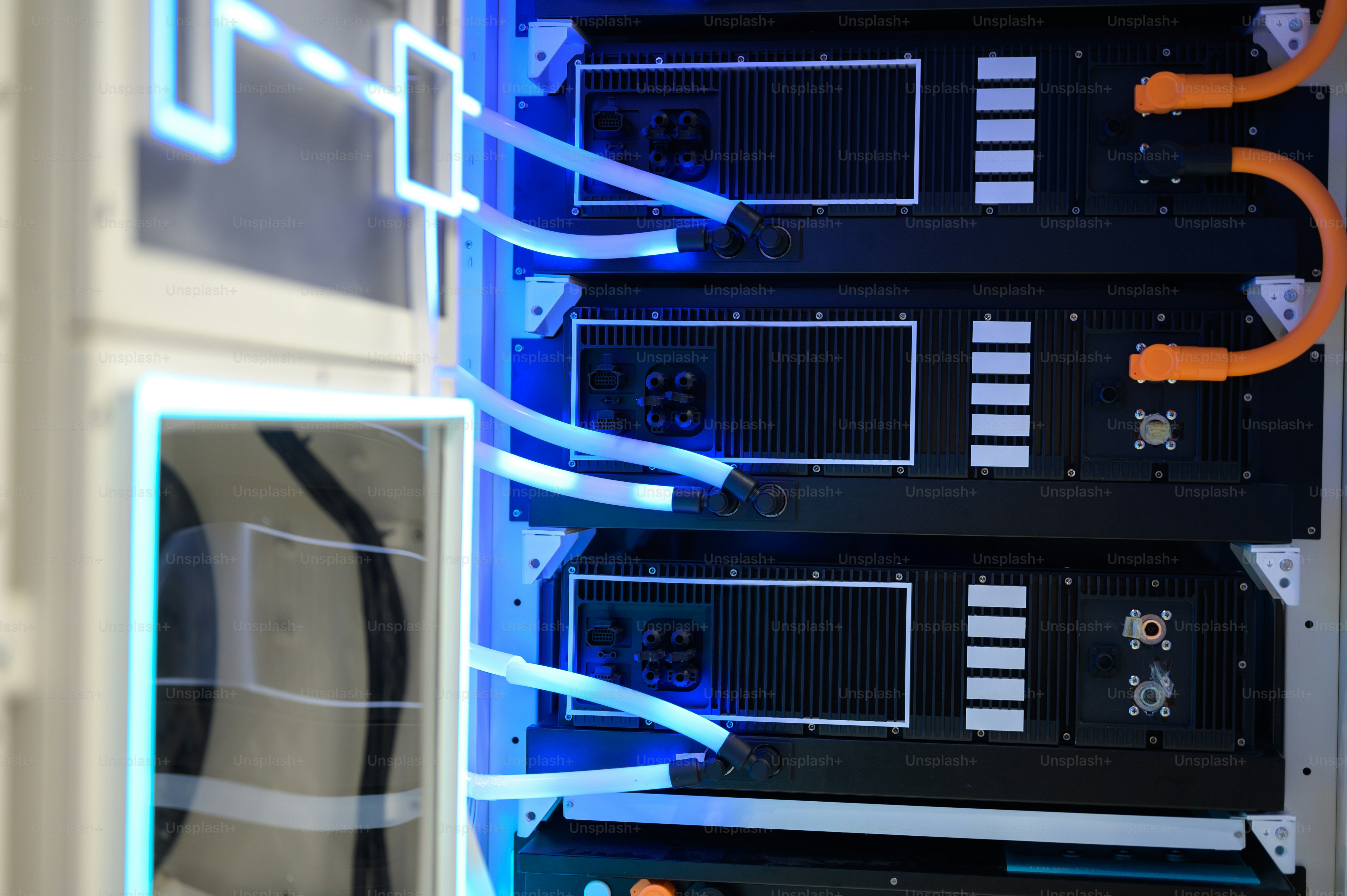 Vista próxima de rack de servidores de alto nível com resfriamento líquido, usado em data centers para inteligência artificial, armazenamento em nuvem e ambientes de infraestrutura tecnológica.