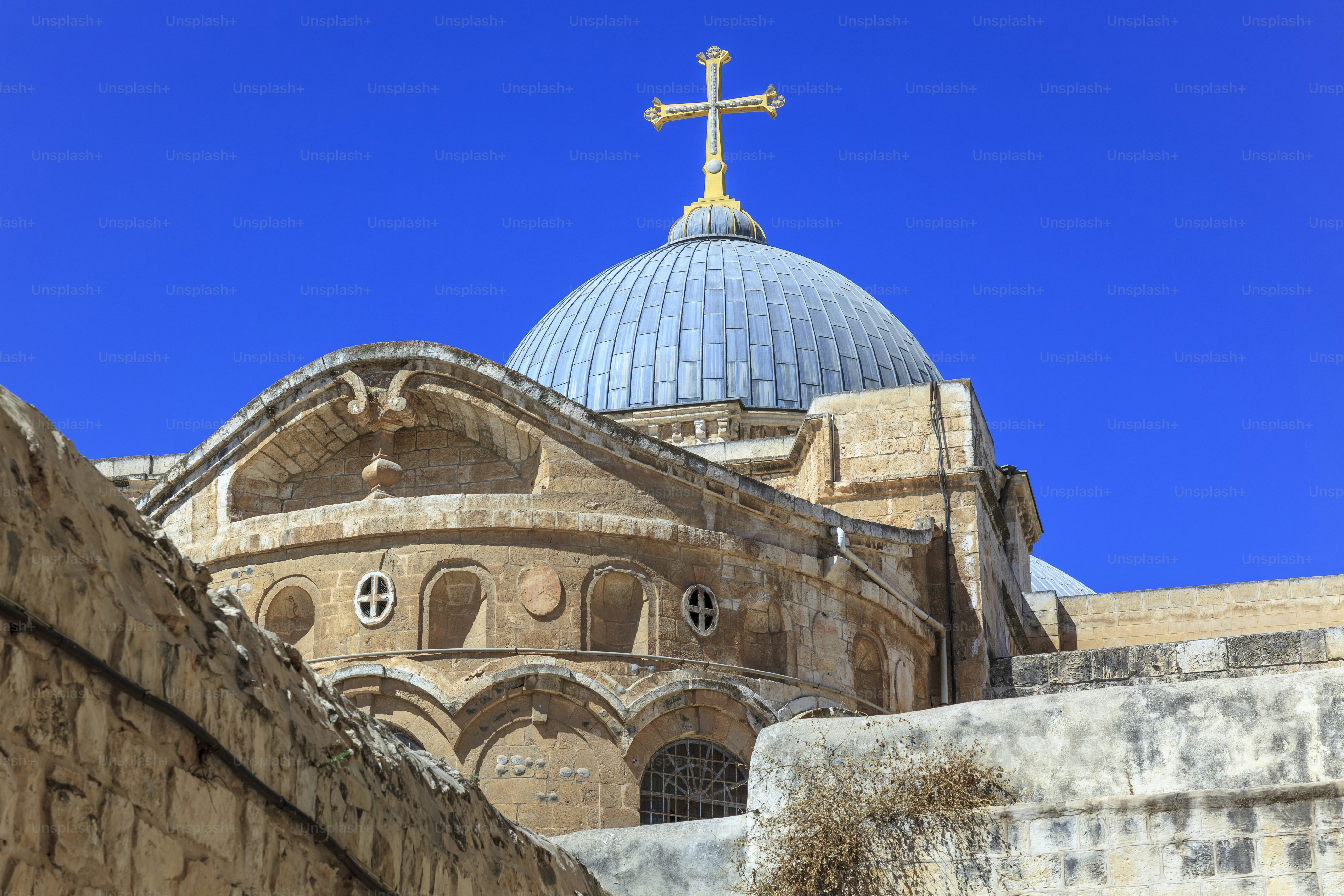 Die Grabkirche in der Altstadt von Jerusalem, ein bedeutender christlicher Wallfahrtsort, von dem angenommen wird, dass er die Stätte der Kreuzigung und Auferstehung Jesu umfasst.