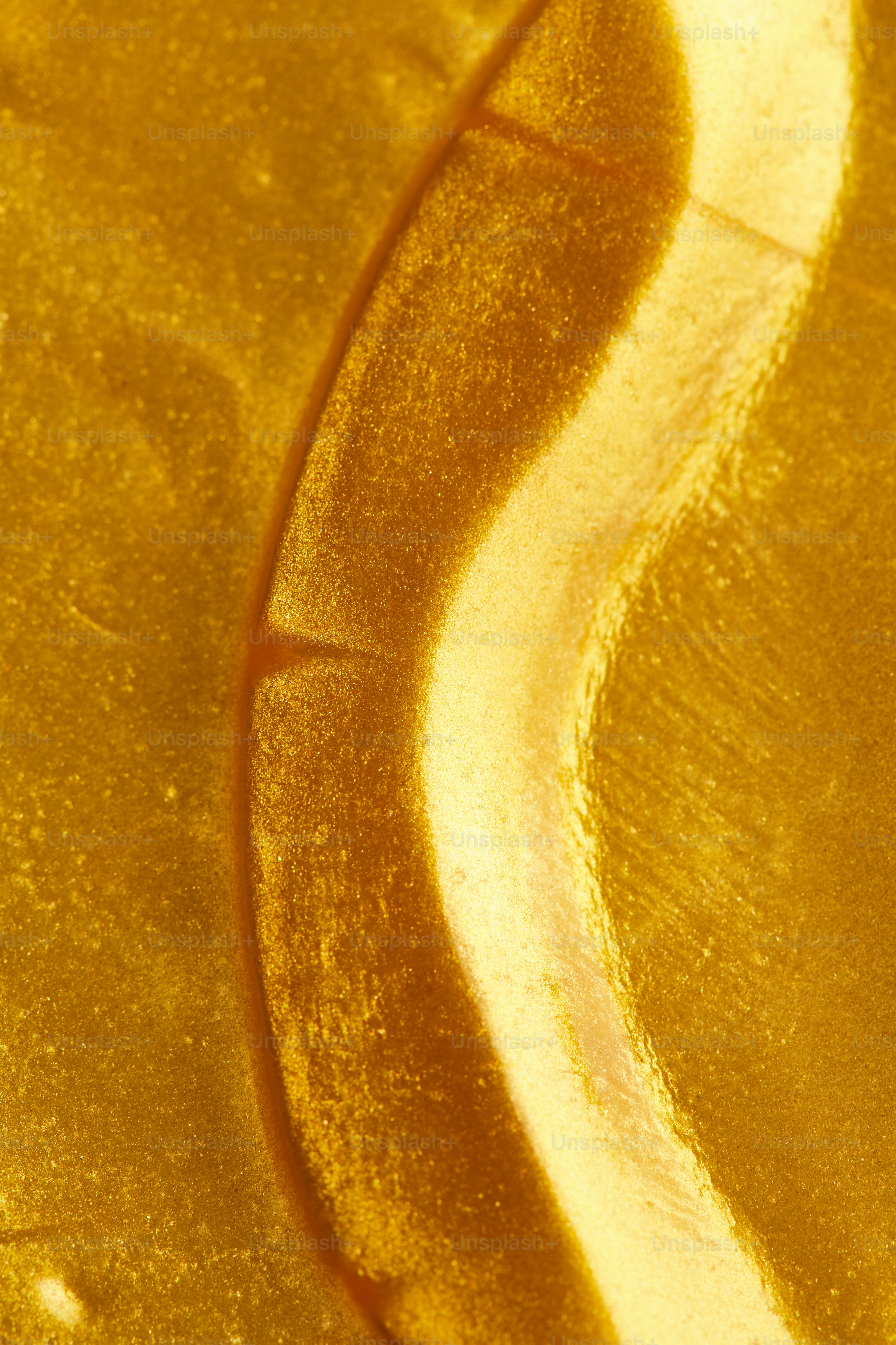 Texture dorata astratta con una linea bianca curva