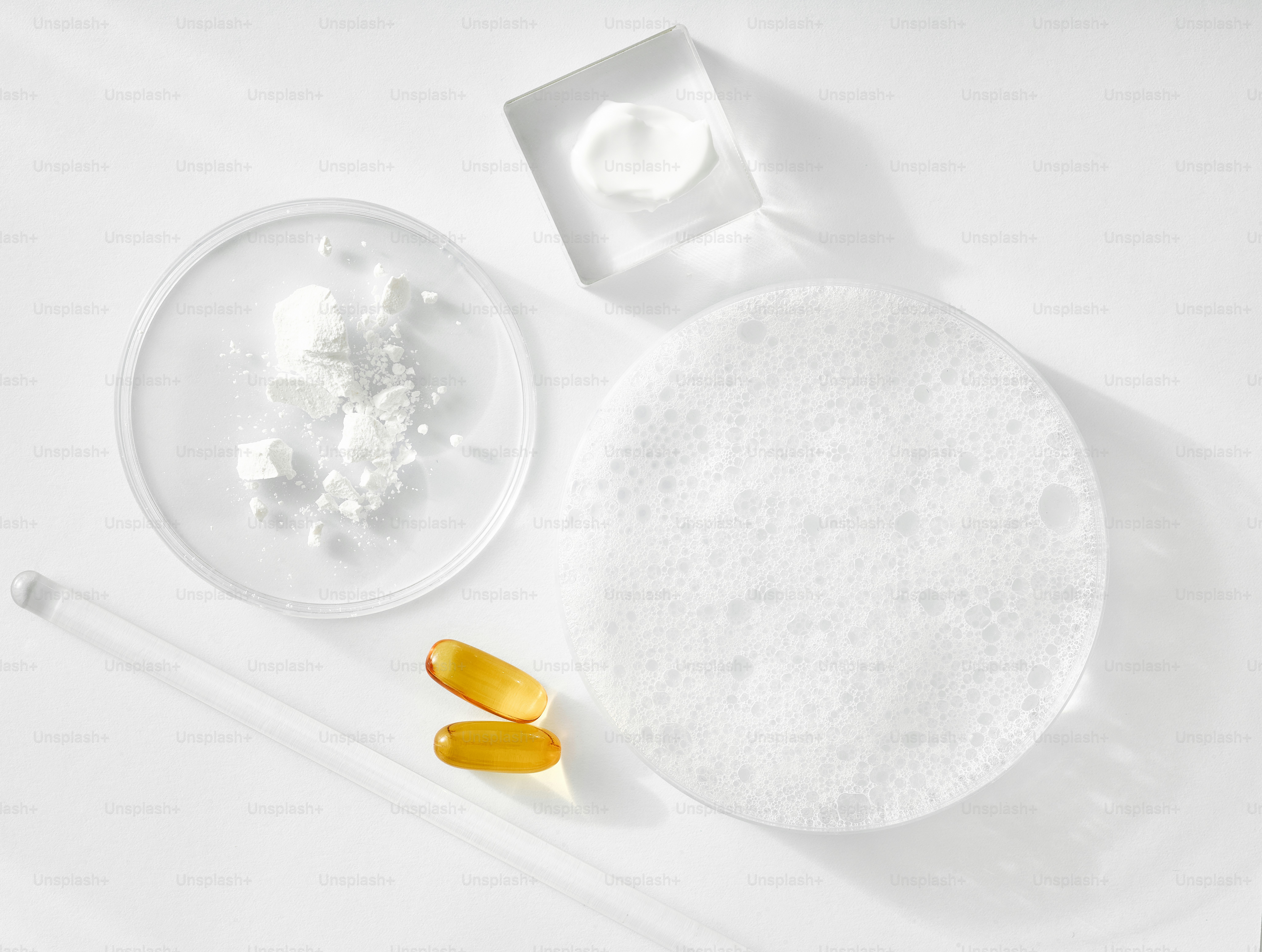Ingredienti cosmetici e prodotti per la cura della pelle disposti su sfondo bianco