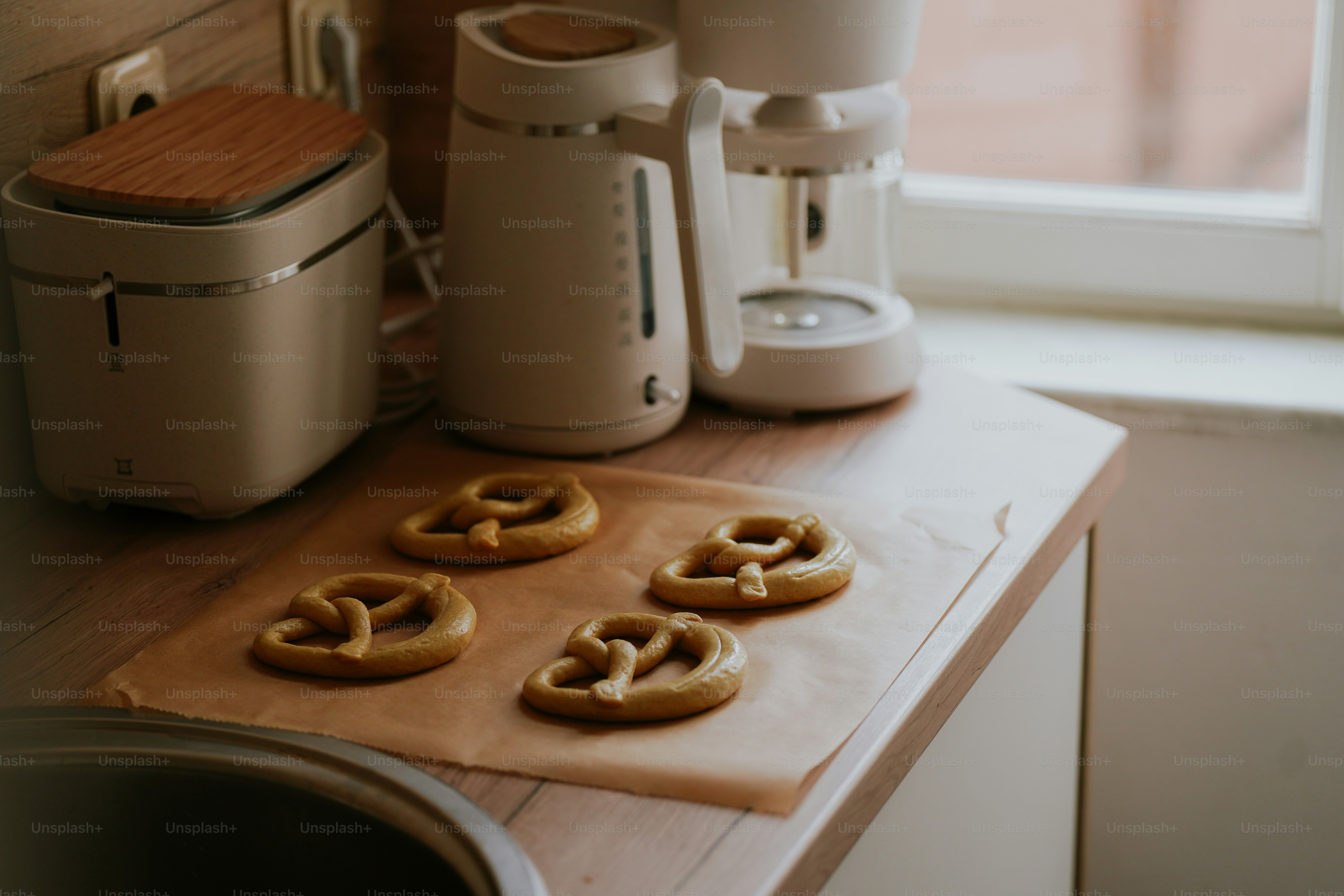 ベーキングシートにプレッツェル4枚