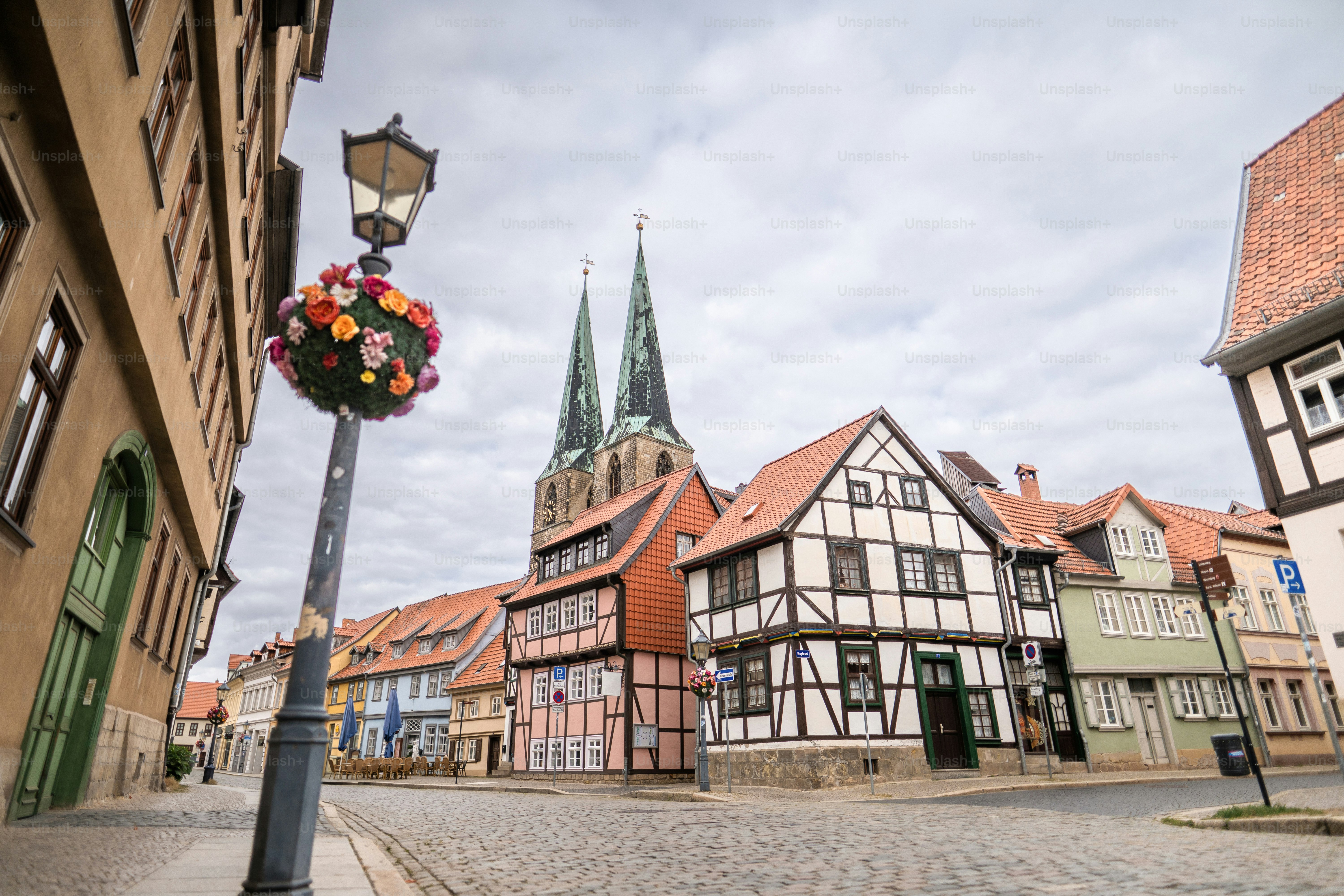 歴史的なドイツの広場で、木骨造の家々と教会が並んでいます。