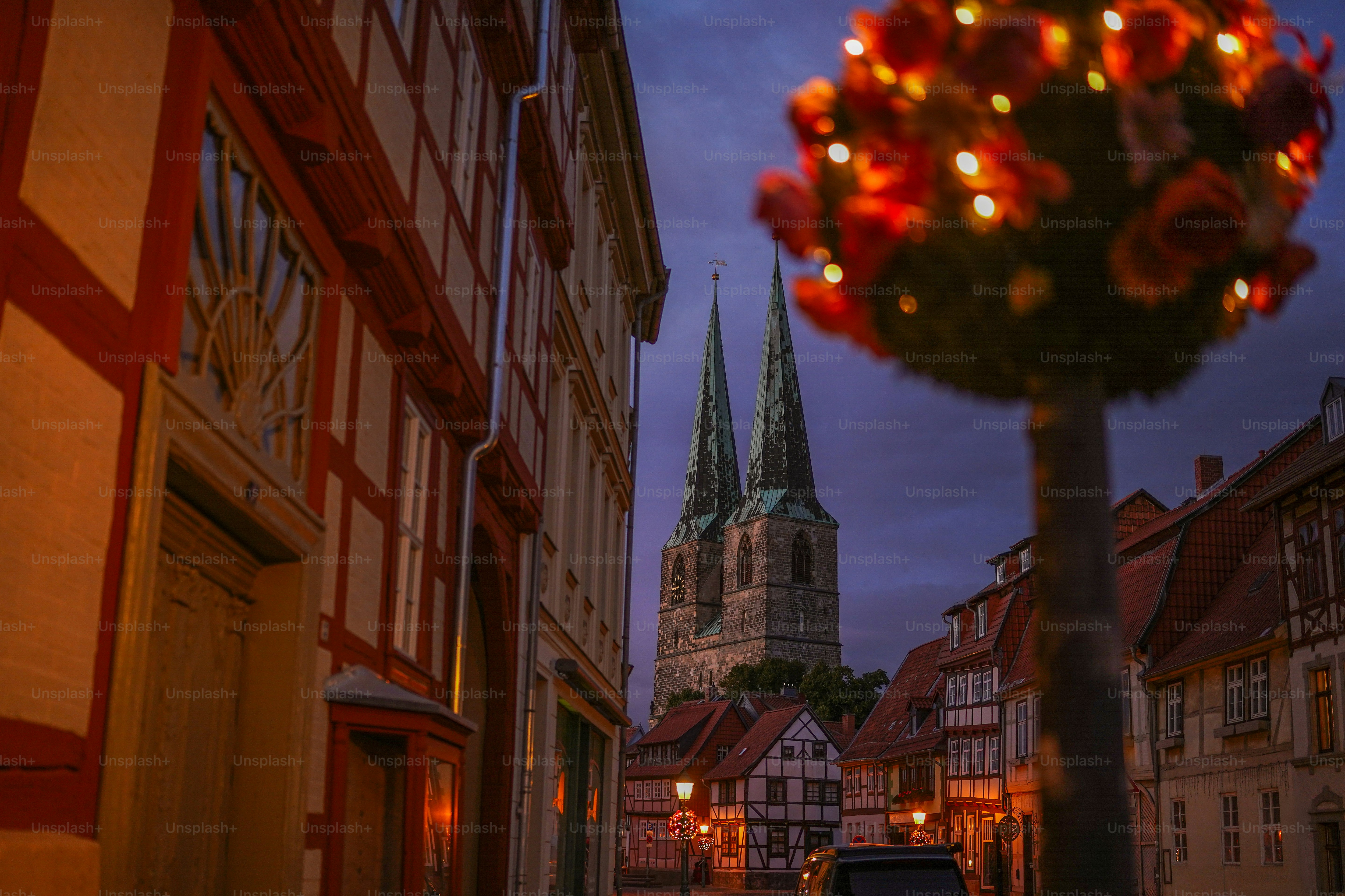 夕暮れ時の教会塔を持つ歴史的なヨーロッパの町