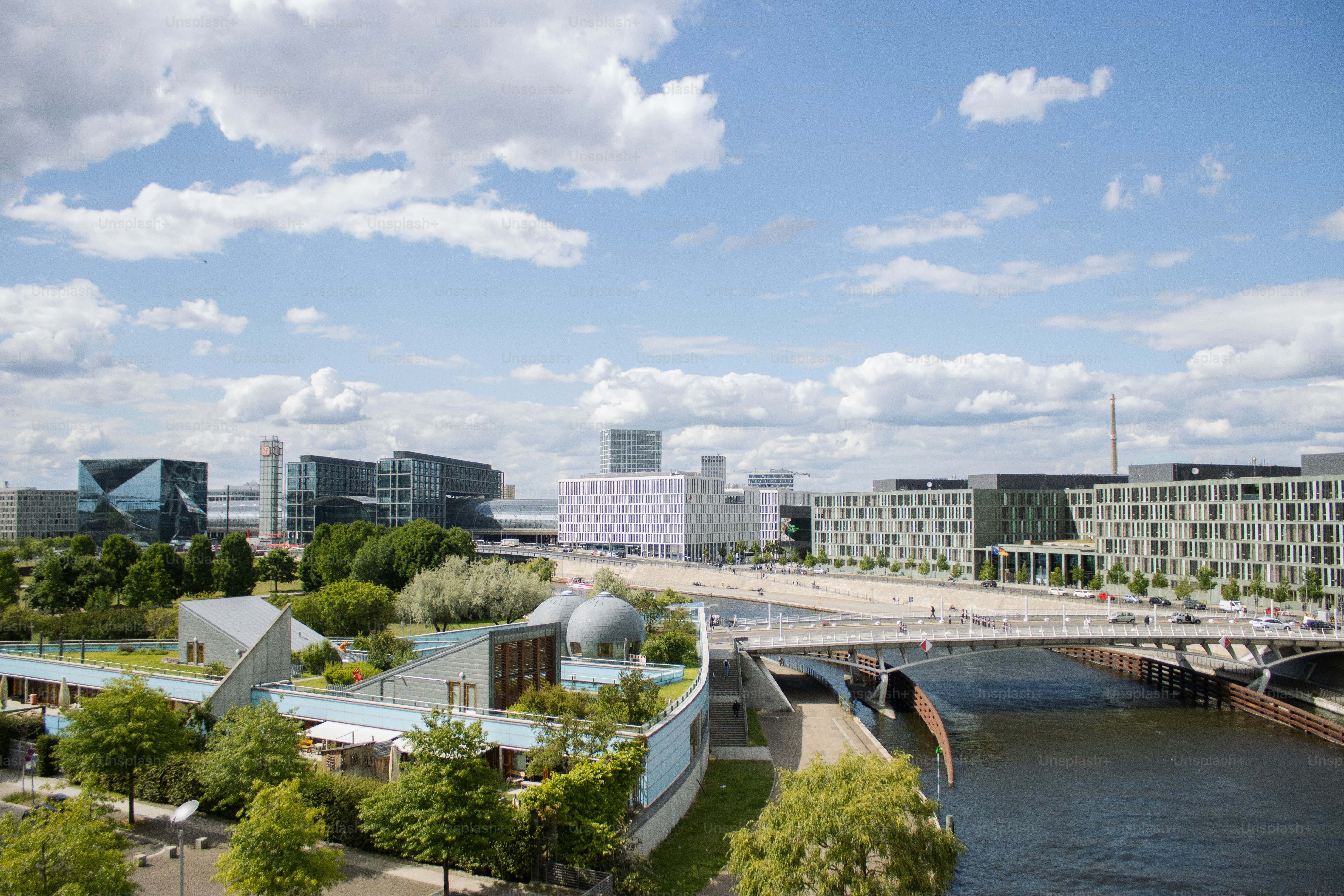 川と緑の屋根を持つモダンな都市景観。