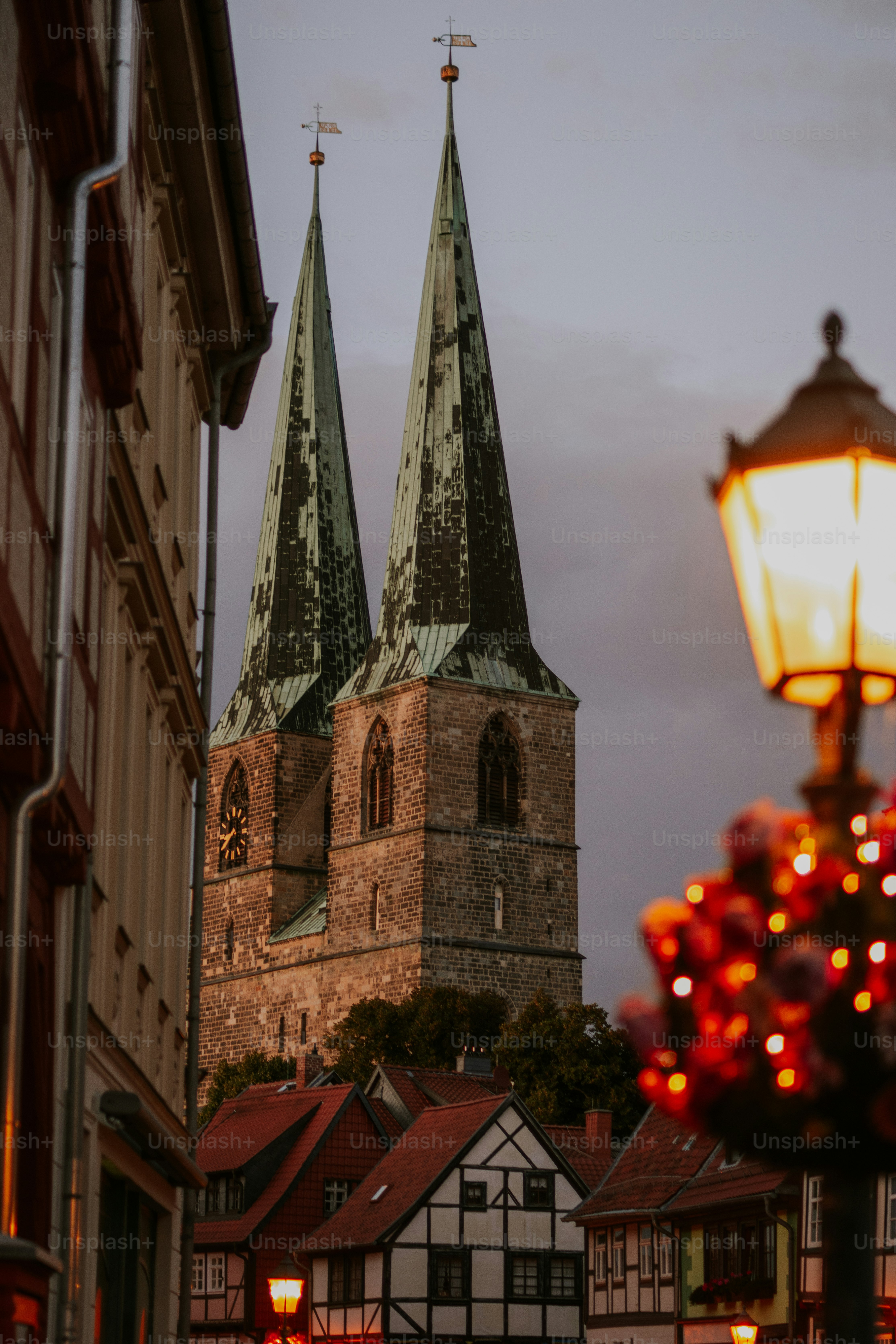 石造りの教会の双子の尖塔が建物の上にそびえ立っています。