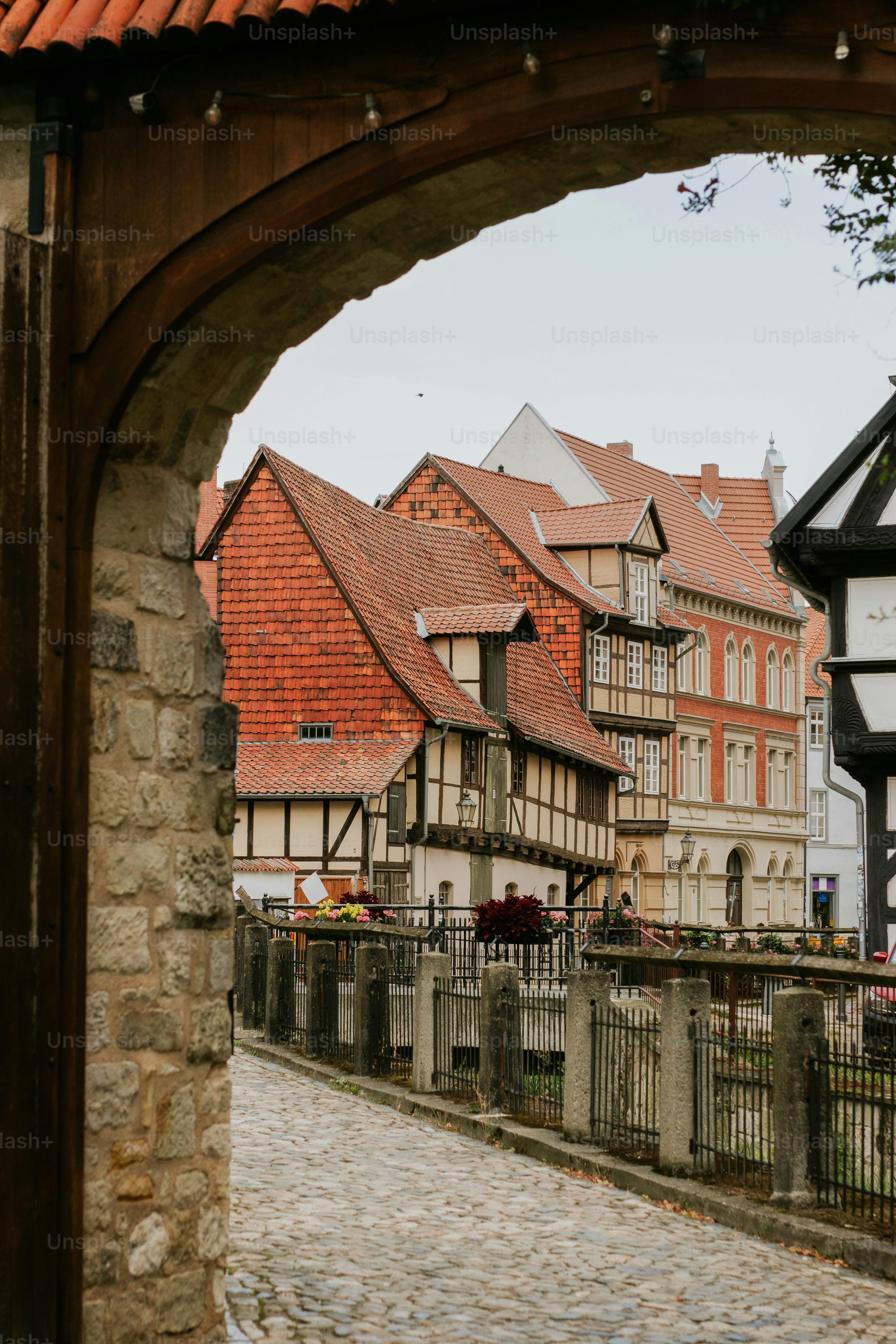 石畳の通りは歴史的な木骨造建築へと続いています。