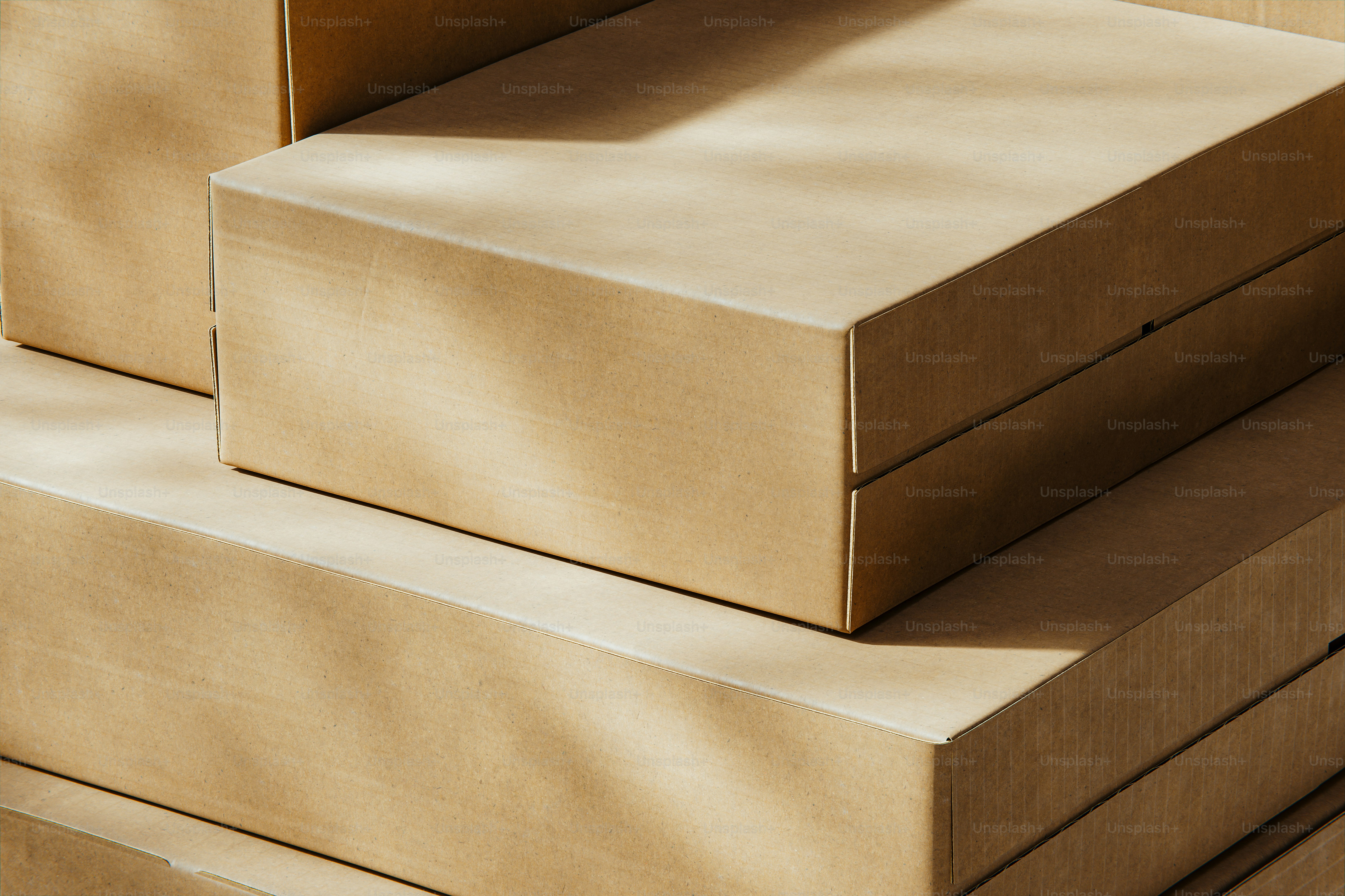 햇빛 그림자가 있는 골판지 상자 더미 사진 – Unsplash의 모형 이미지, image size:3000x2000