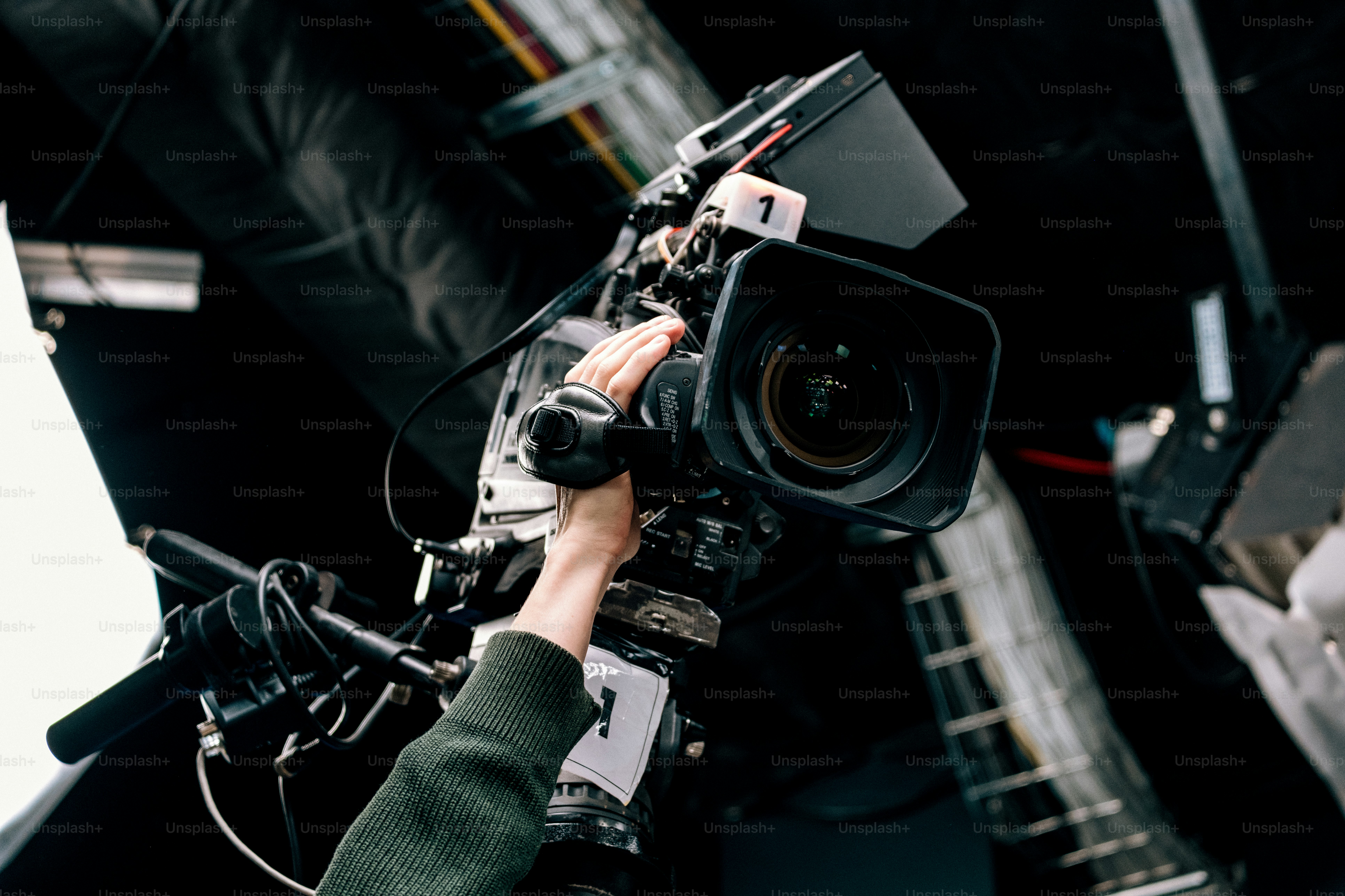 Handbedienung einer professionellen Videokamera am Set.