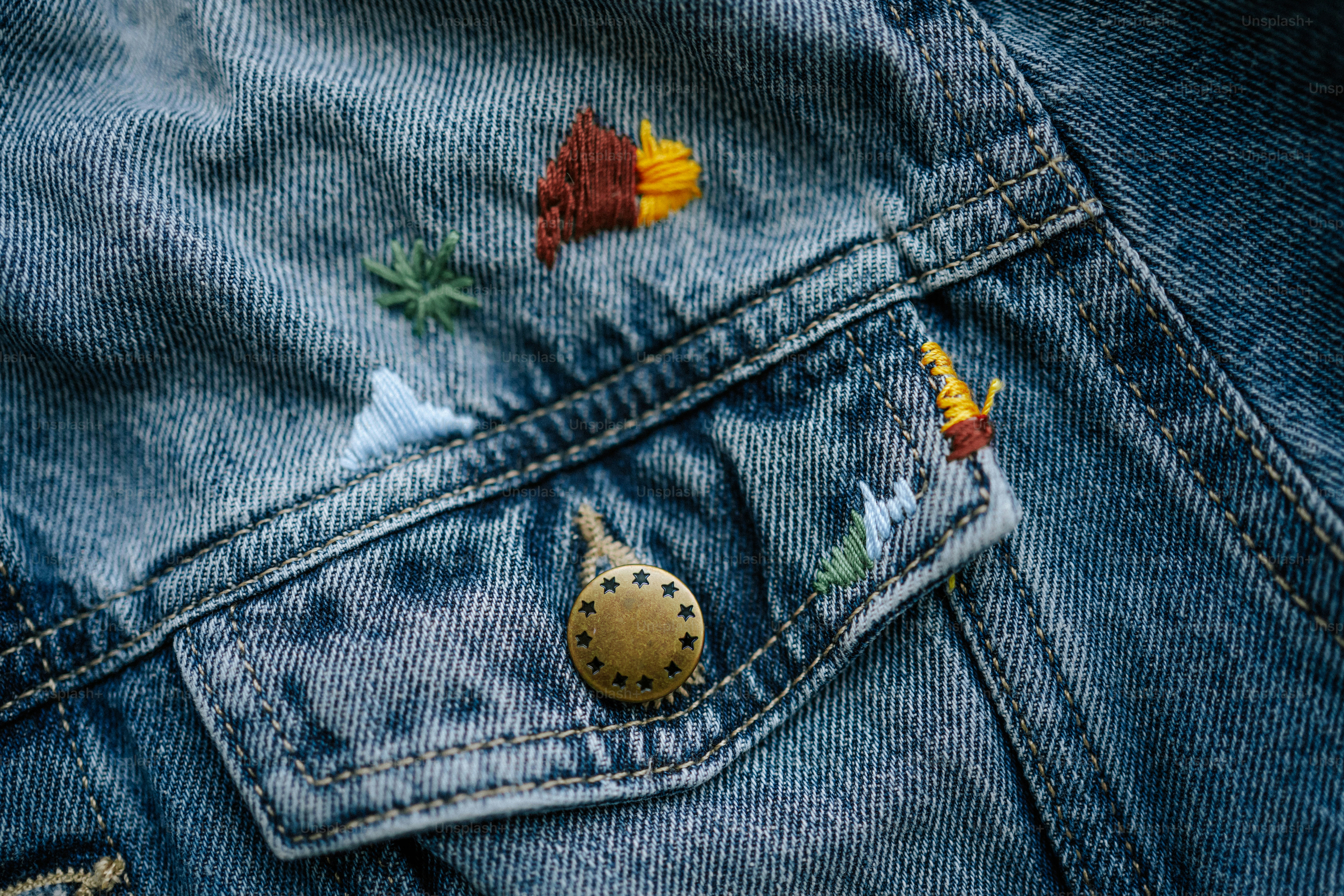 premium_photo-1765040758421-a33f075e1140?ixid=M3wxMjA3fDB8MXxzZWFyY2h8NXx8dHJhdmVsJTIwcGF0Y2hlcyUyMGZvciUyMGNsb3RoaW5nfGVufDB8fHx8MTc2NjA5NDg2MXww\u0026ixlib=rb-4.1.0