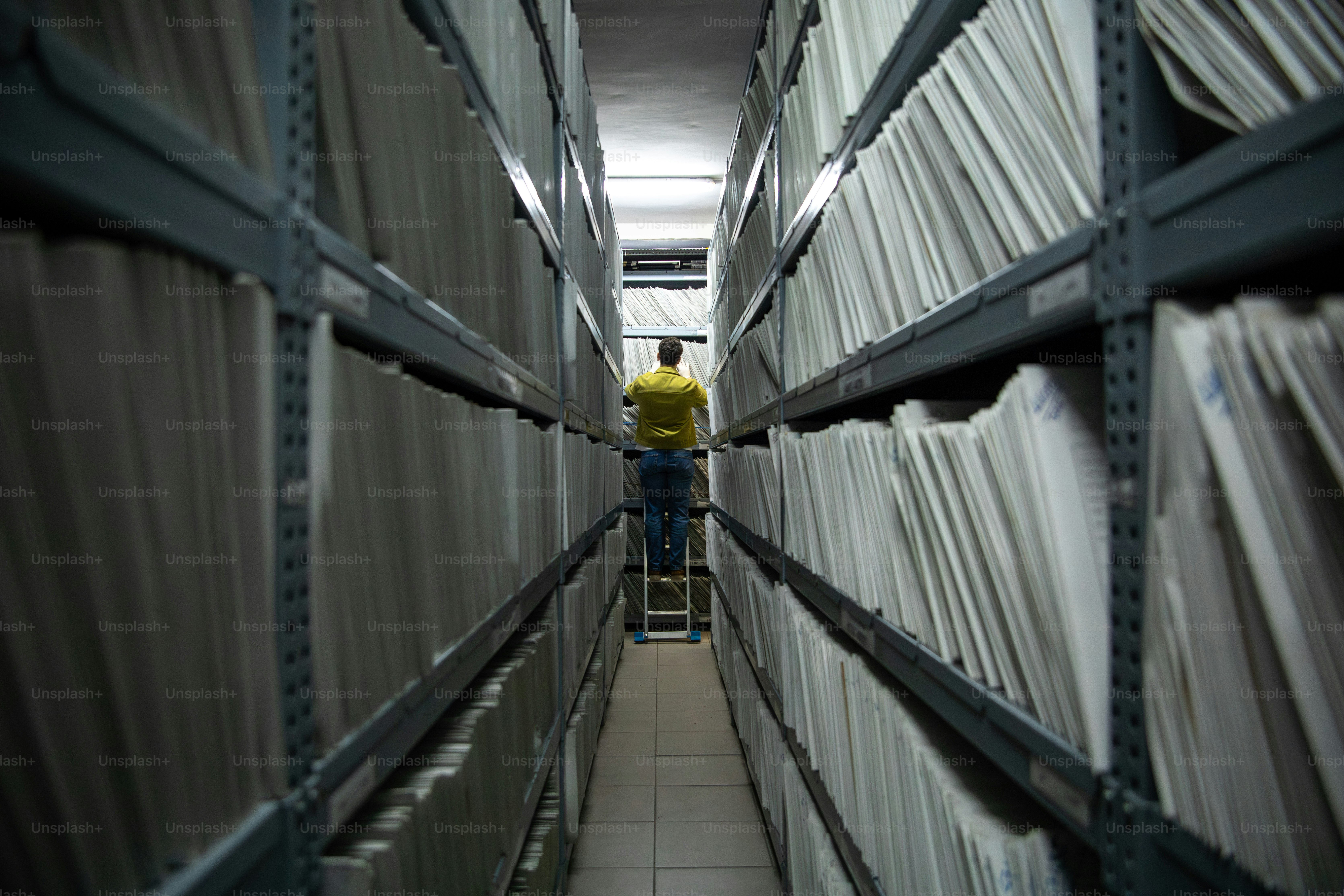 두 사람이 파일 아카이브 속에 있다.