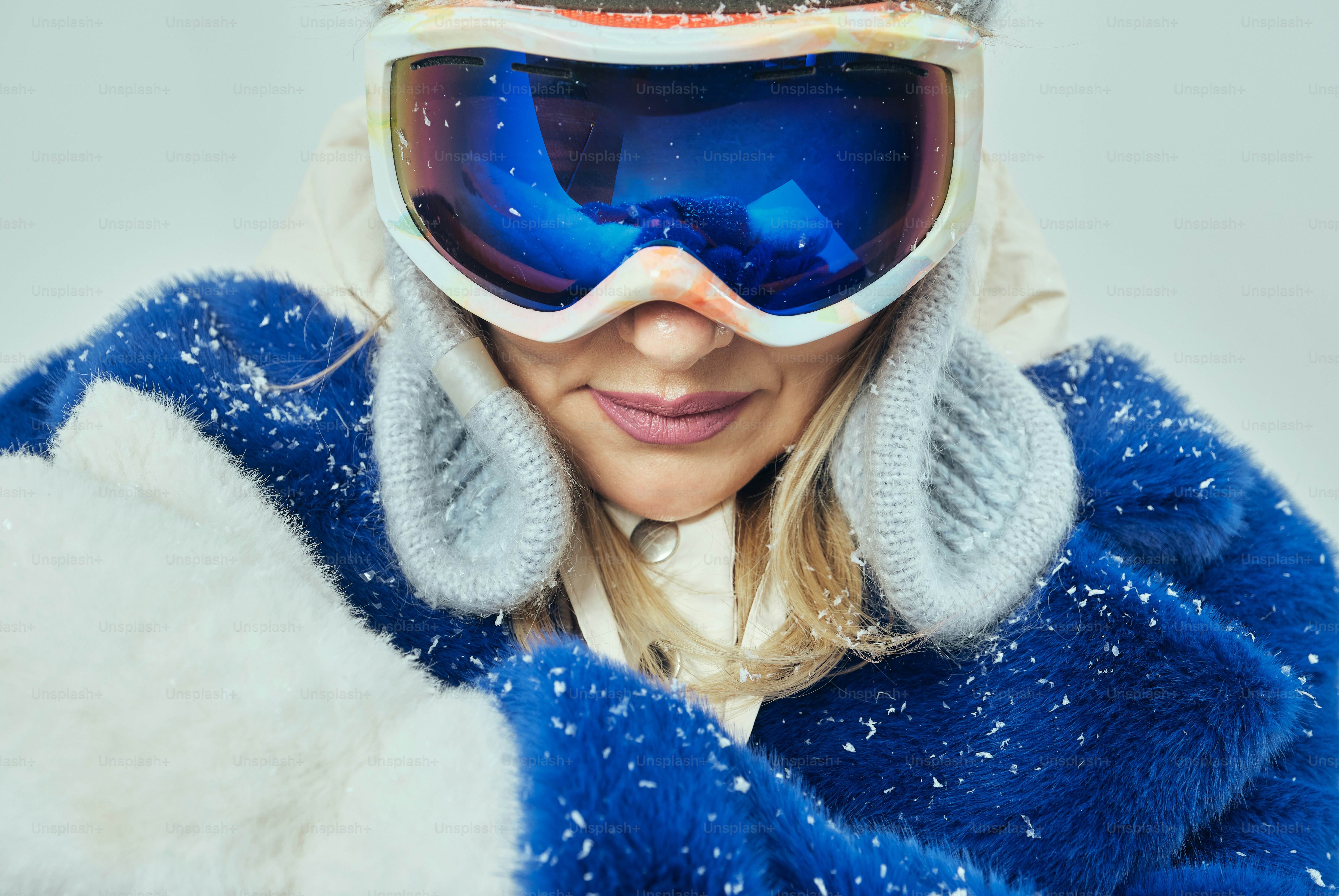 Woman in blue coat and ski goggles in snow photo – Woman Image on Unsplash