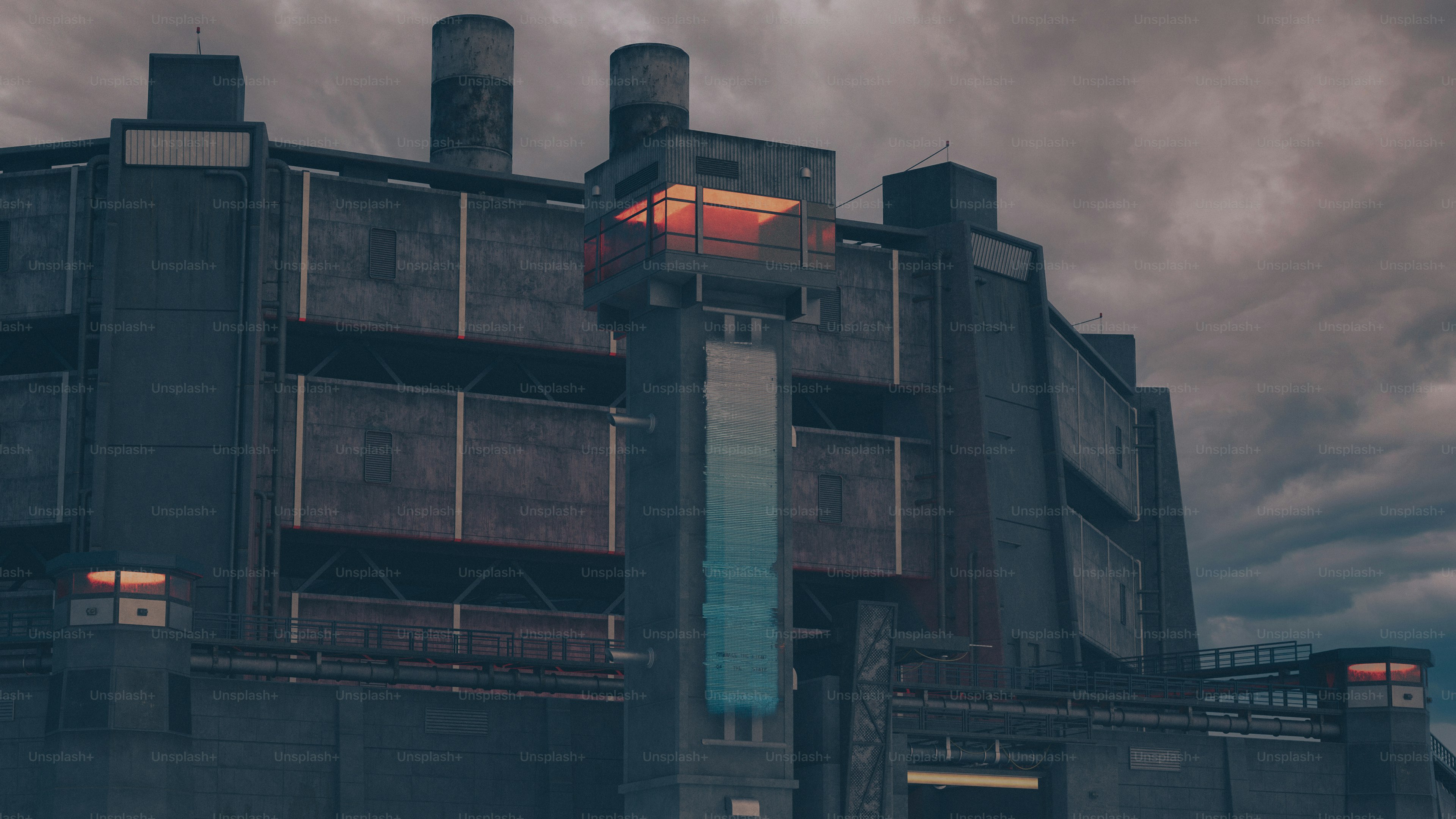 Edificio industrial con chimeneas contra cielo nublado
