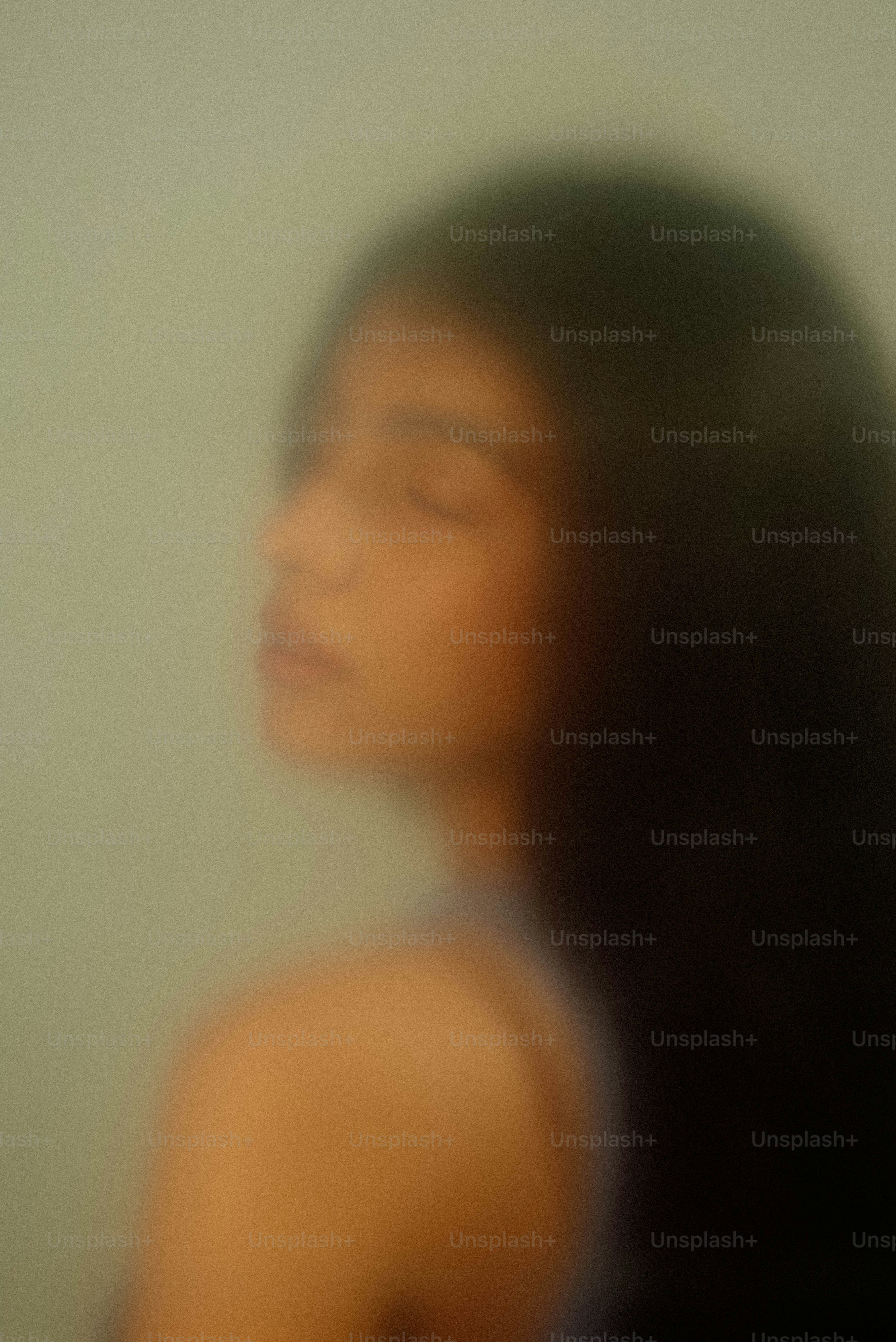Das Profil einer Frau mit geschlossenen Augen, wallendem Haar