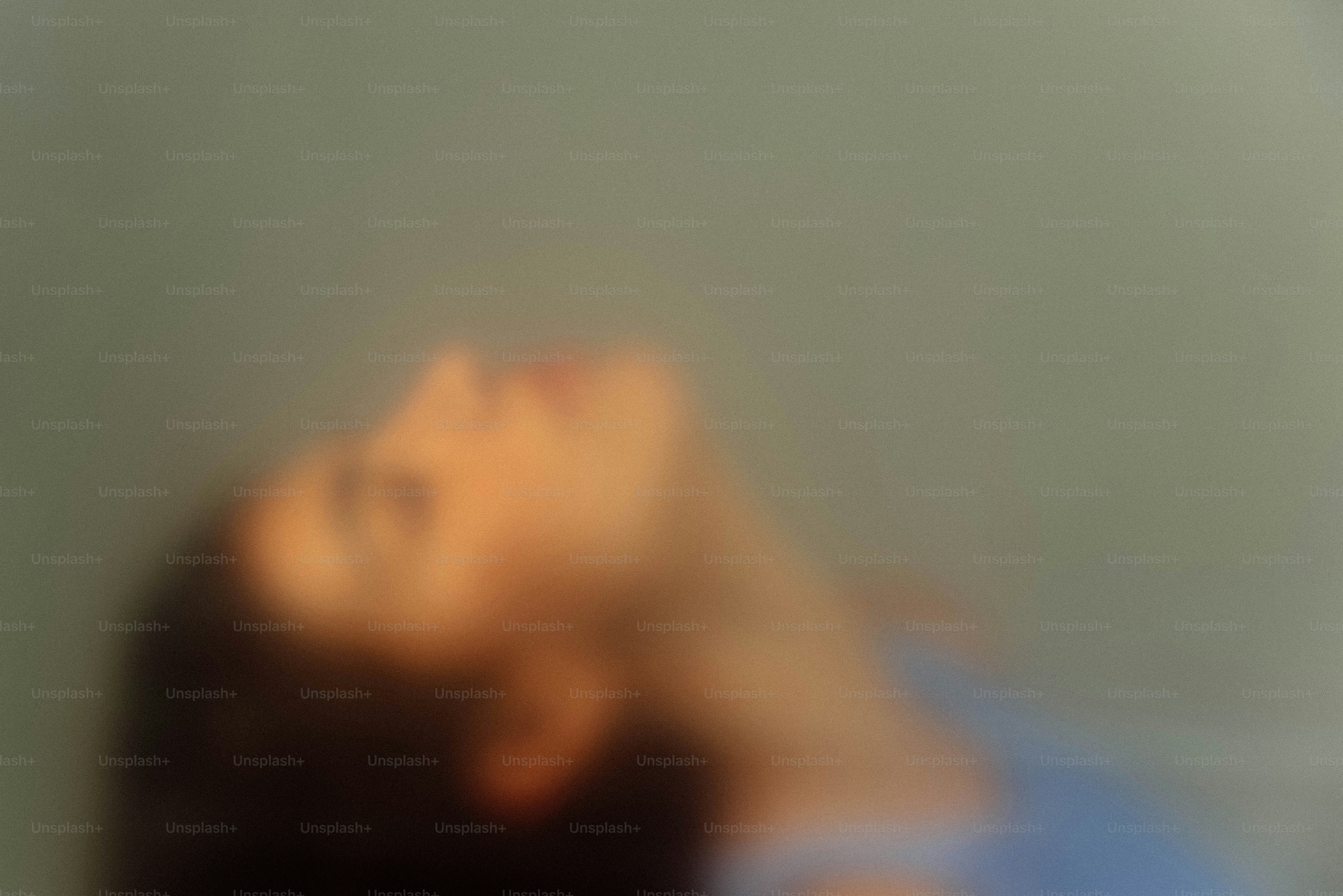 Um perfil borrado de uma mulher olhando para cima