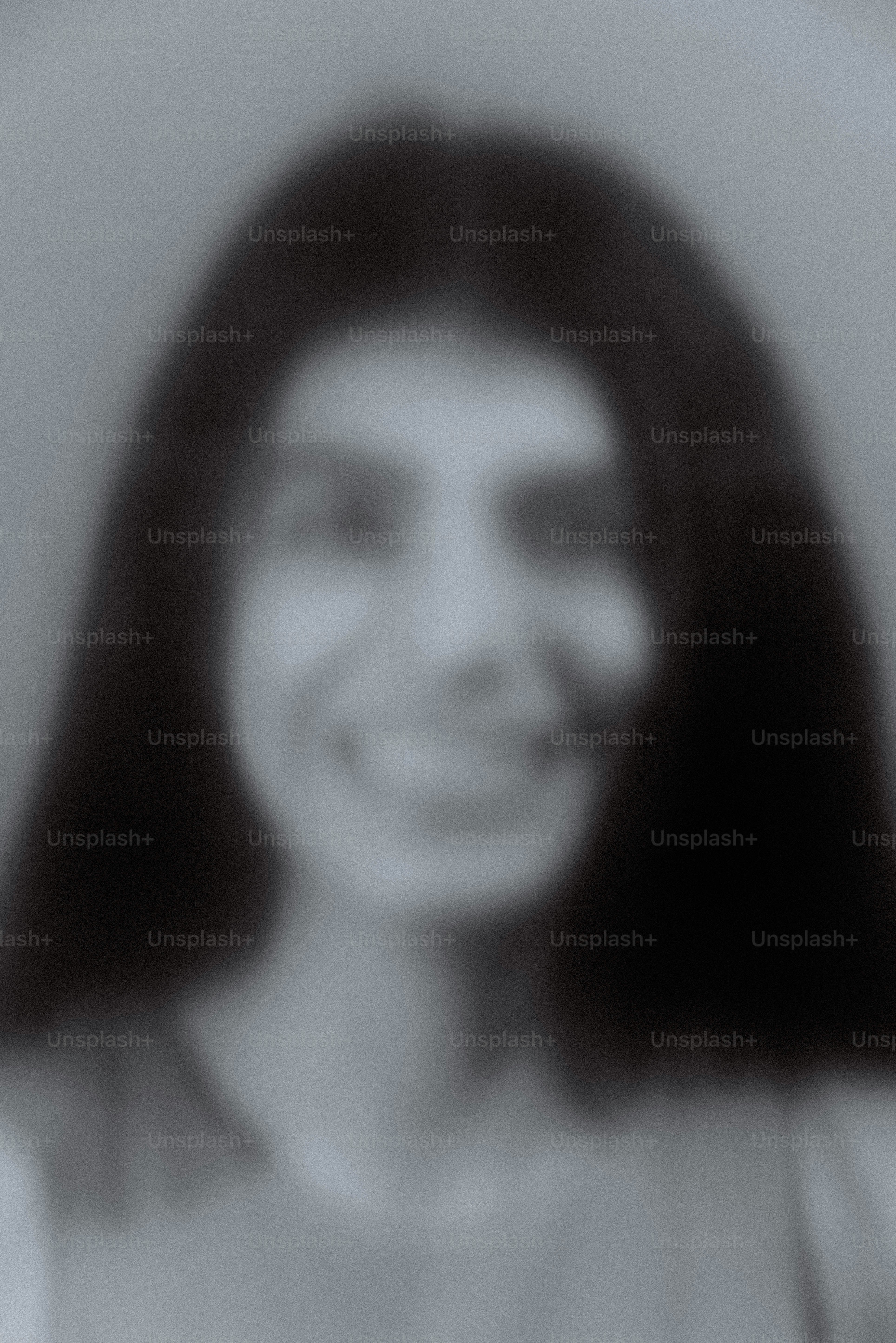 Um retrato borrado de uma mulher sorridente