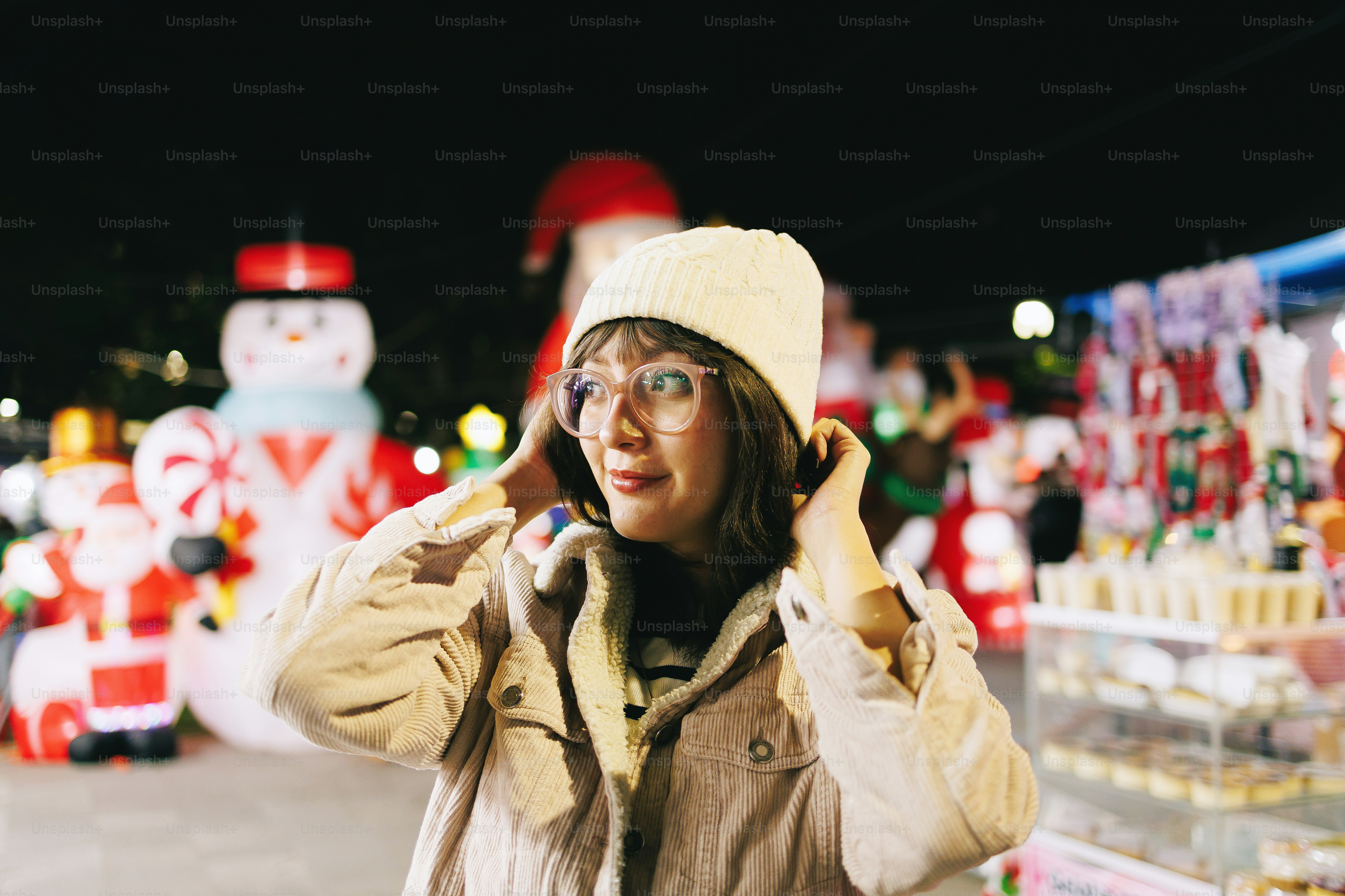 Donna con un berret al mercato di Natale.