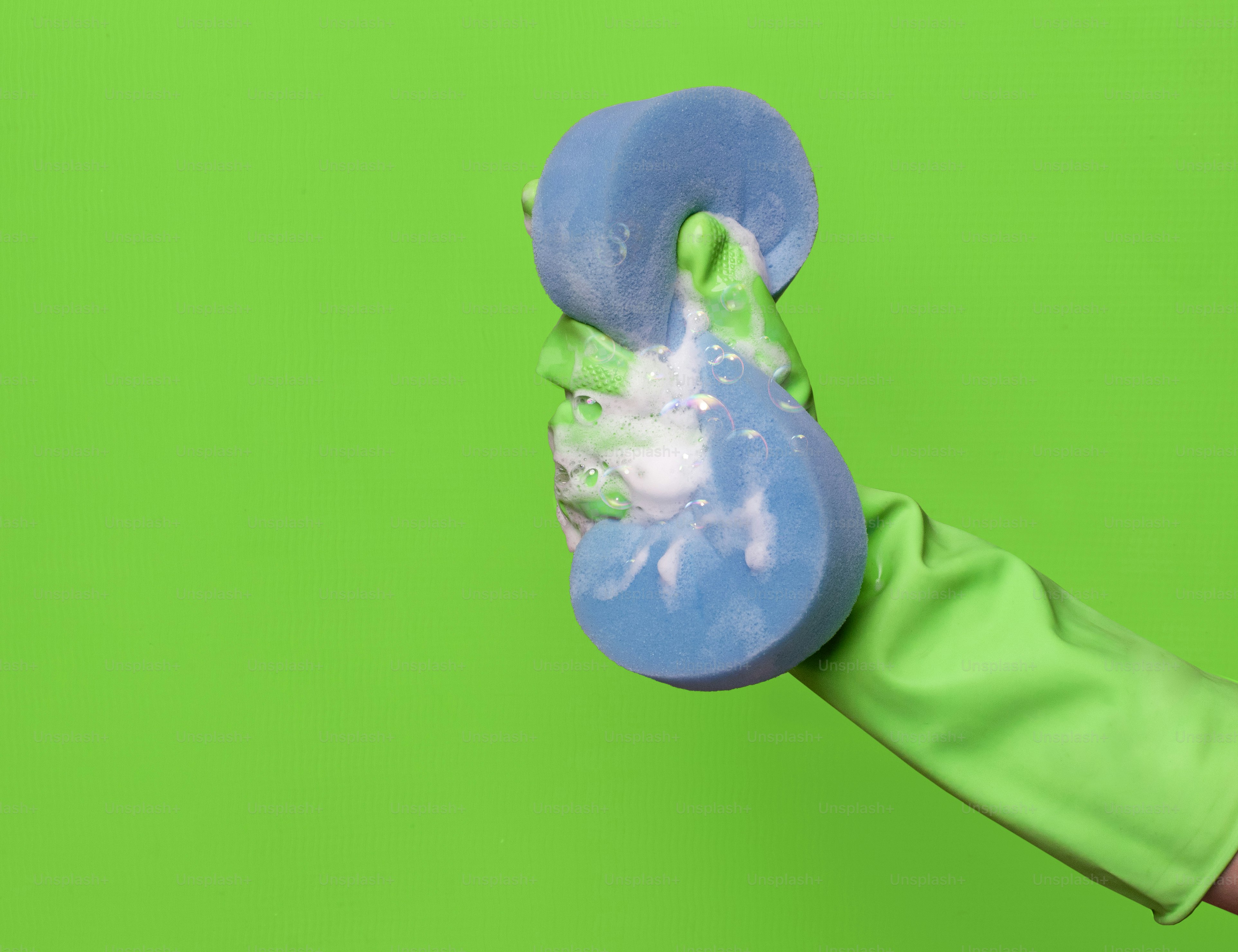 手袋を握り、青いスポンジを石鹸で絞り出す