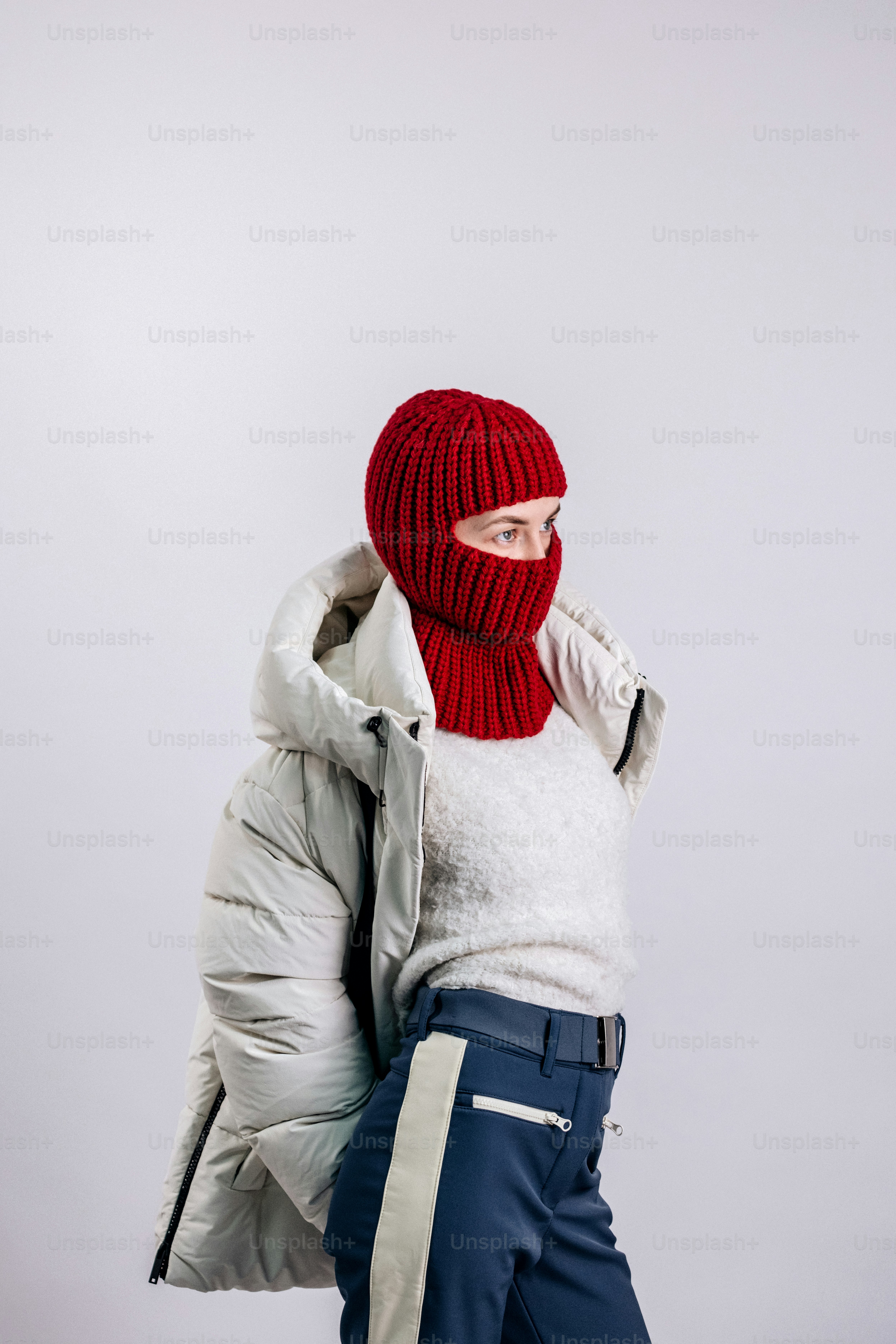 빨간 바라클라바와 겨울 코트를 입은 여성