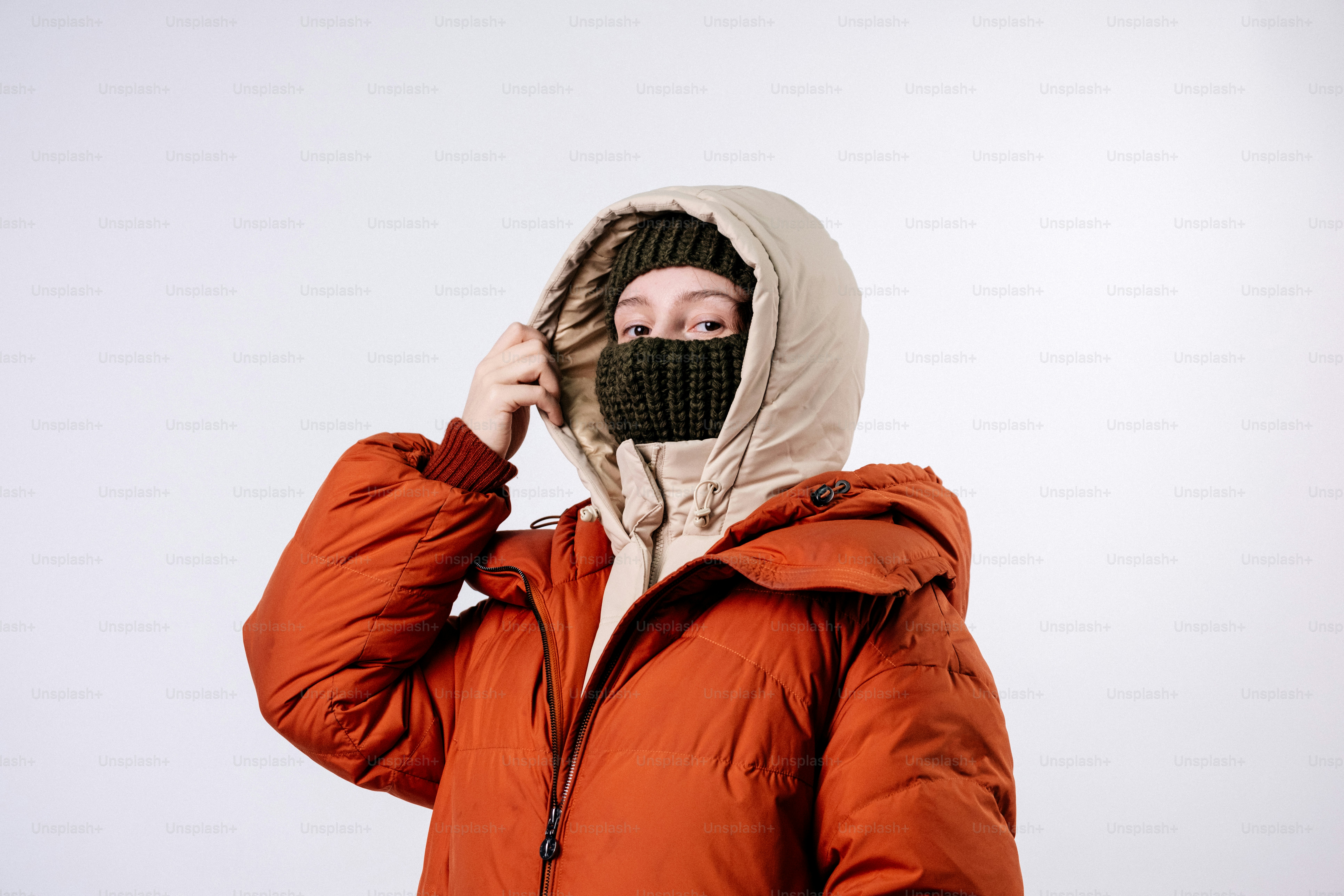 Persona con ropa de invierno y la cara cubierta.