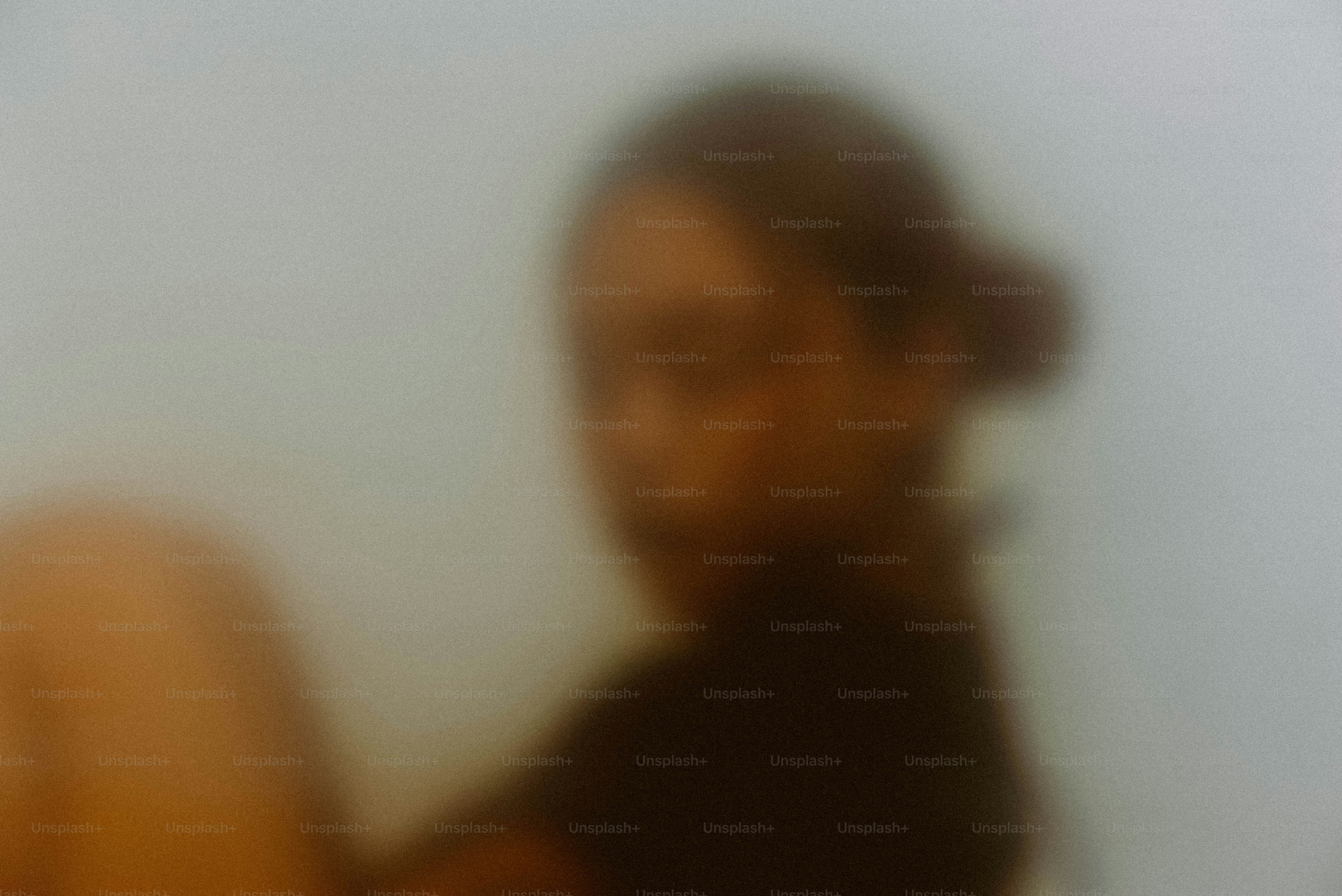 Um retrato borrado de uma mulher