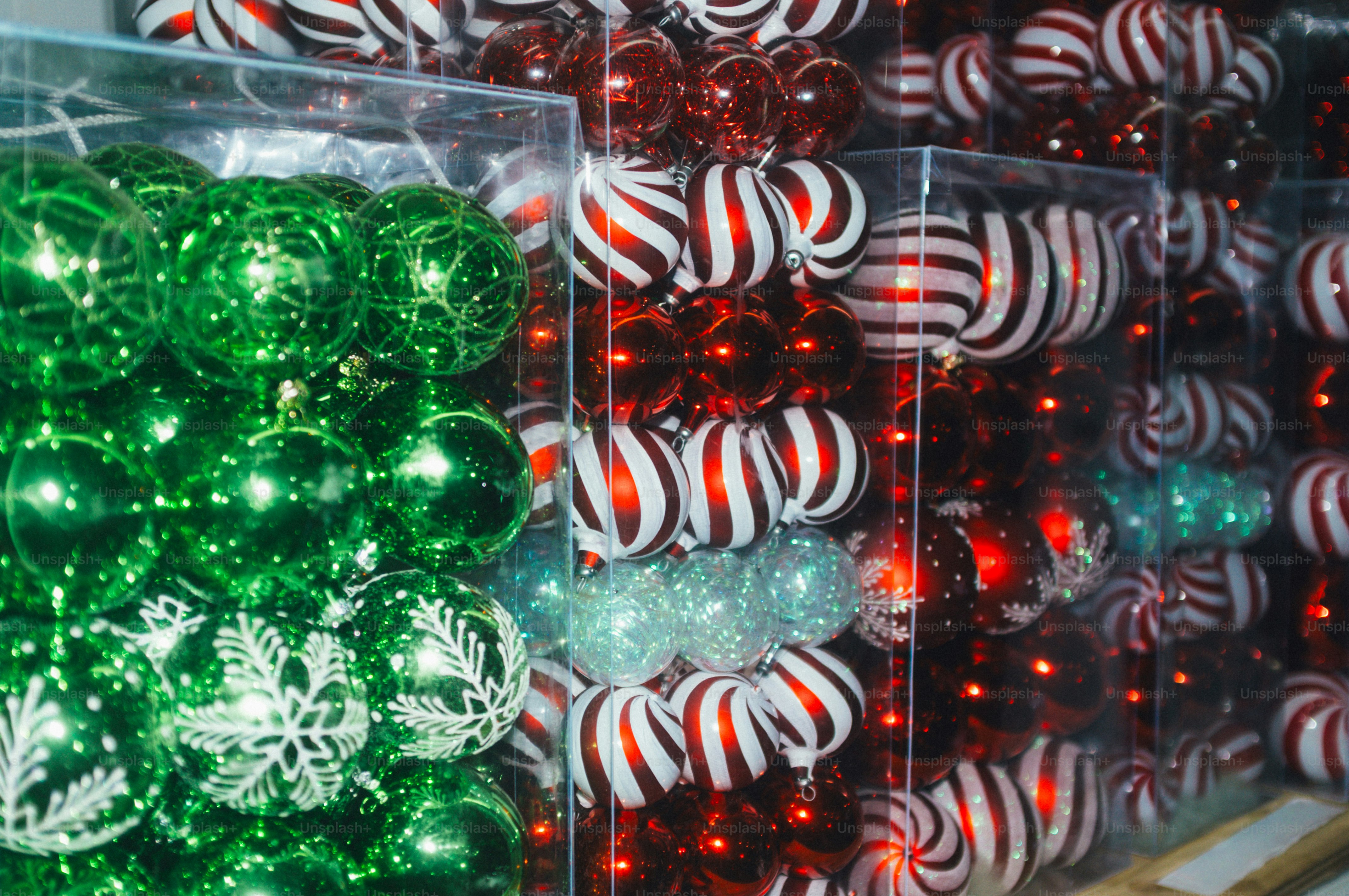 Kisten mit grünen und roten Weihnachtskugeln