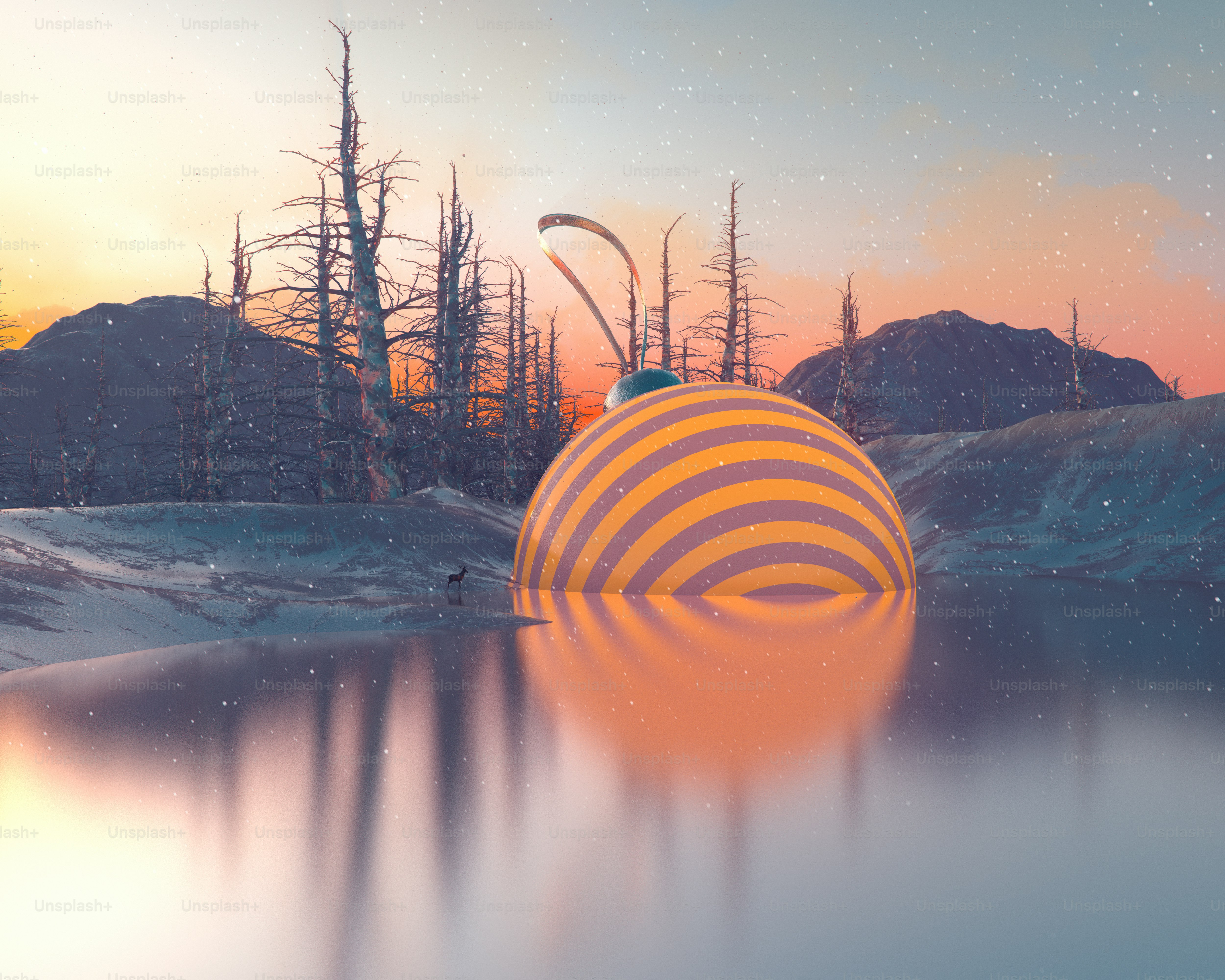 Enfeite de Natal gigante reflete na água durante o pôr do sol