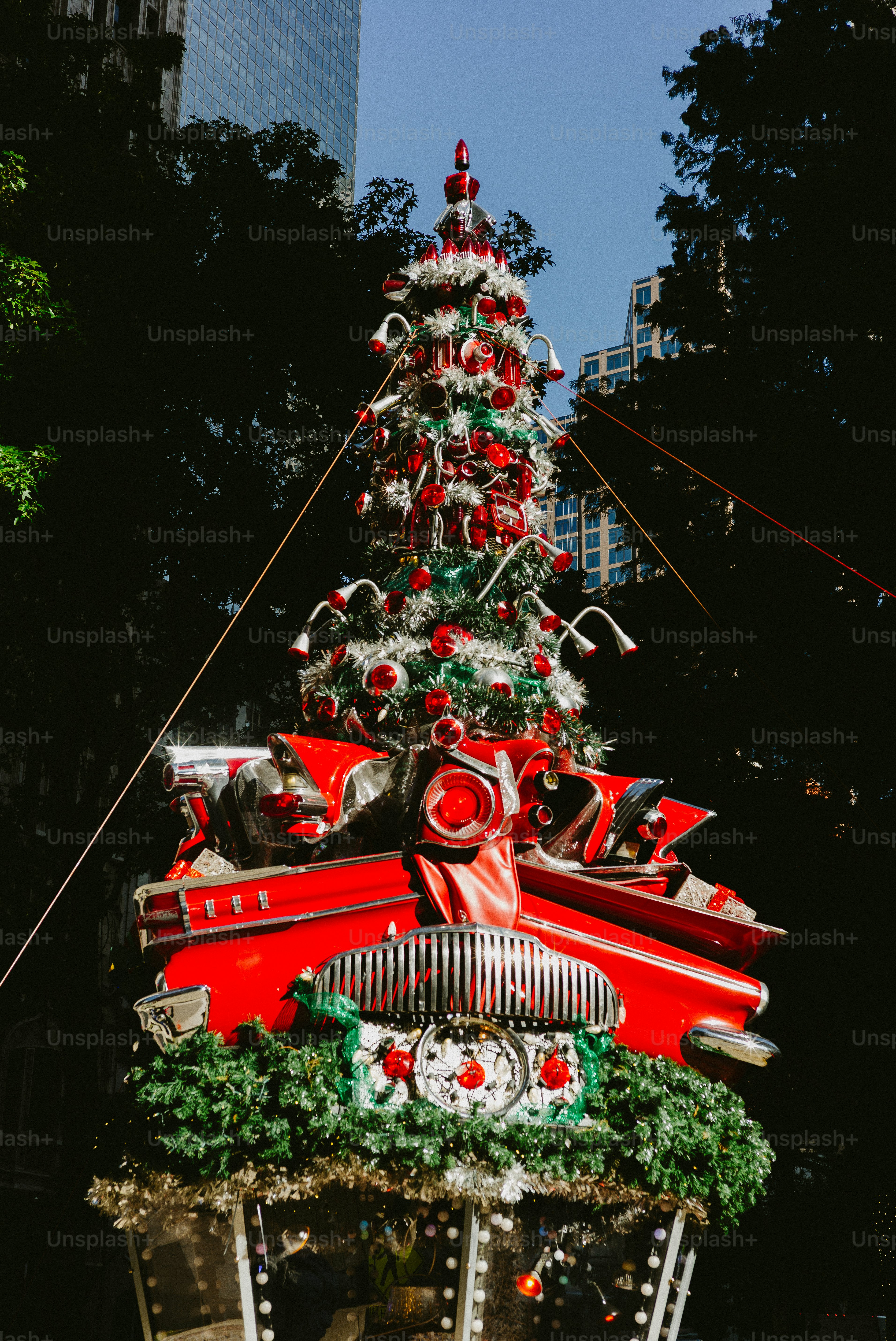 Un árbol de Navidad festivo decorado con piezas de coche.