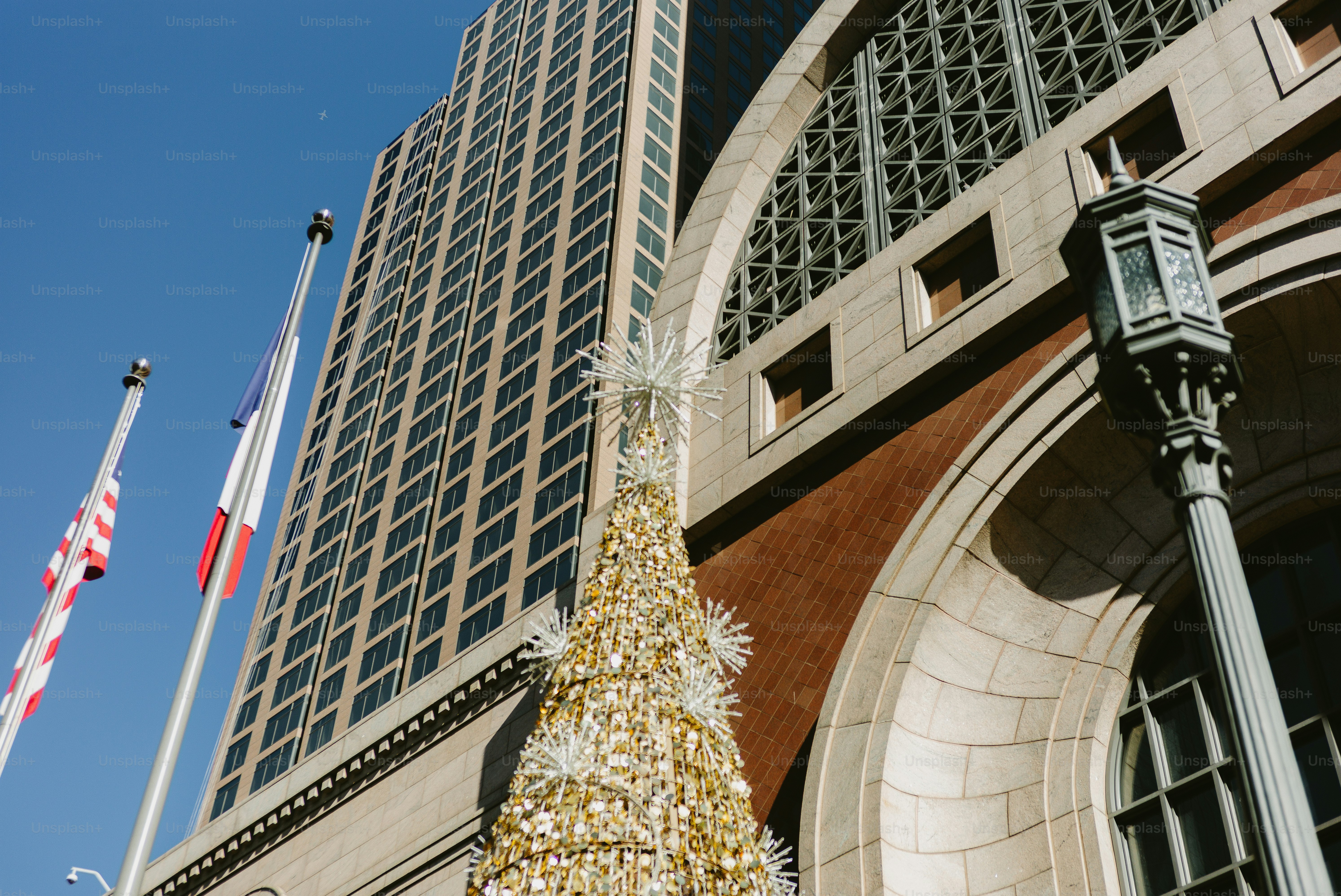 Edificio alto con un árbol de Navidad decorado y banderas