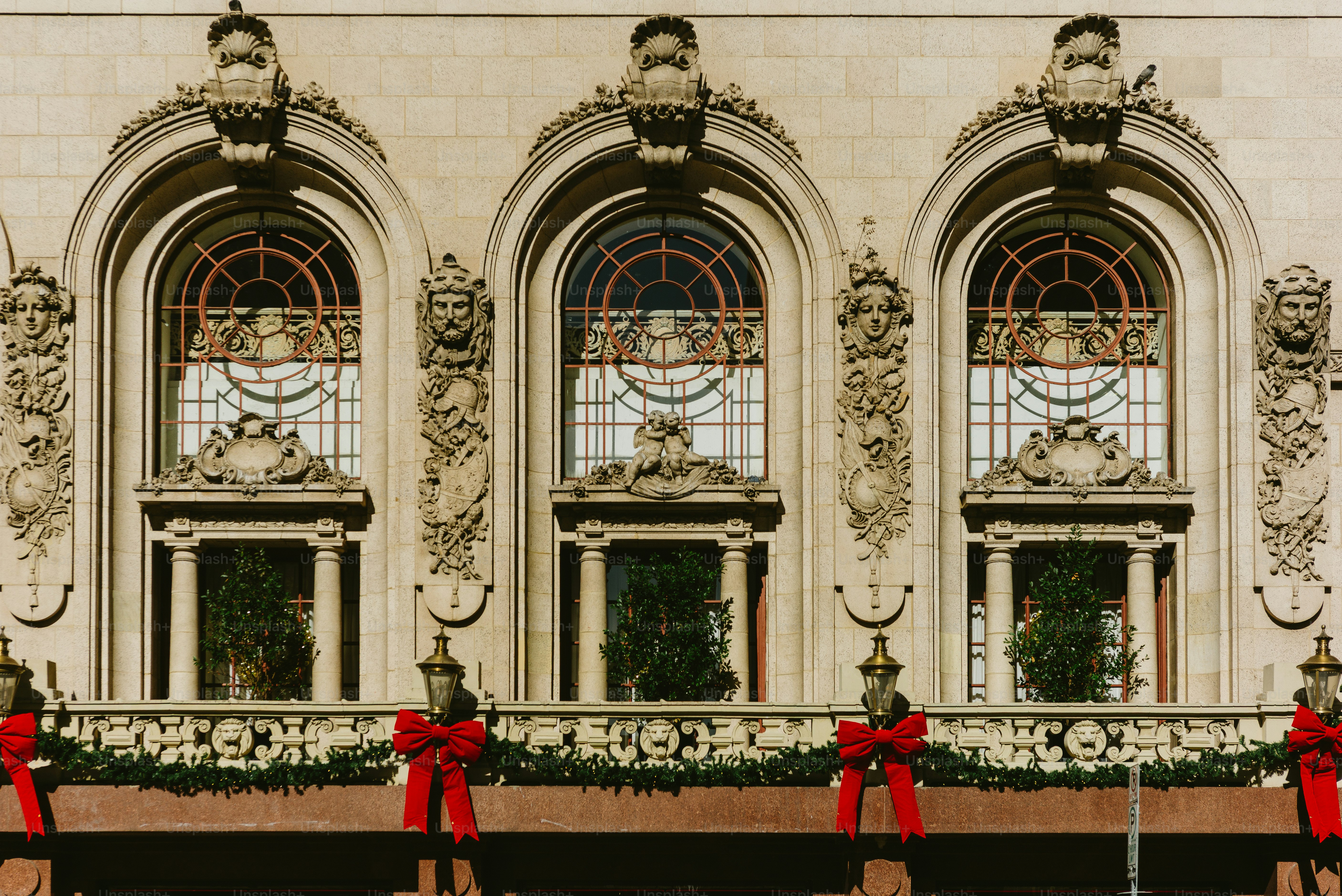 Fachada ornamentada con ventanas arqueadas y decoraciones festivas