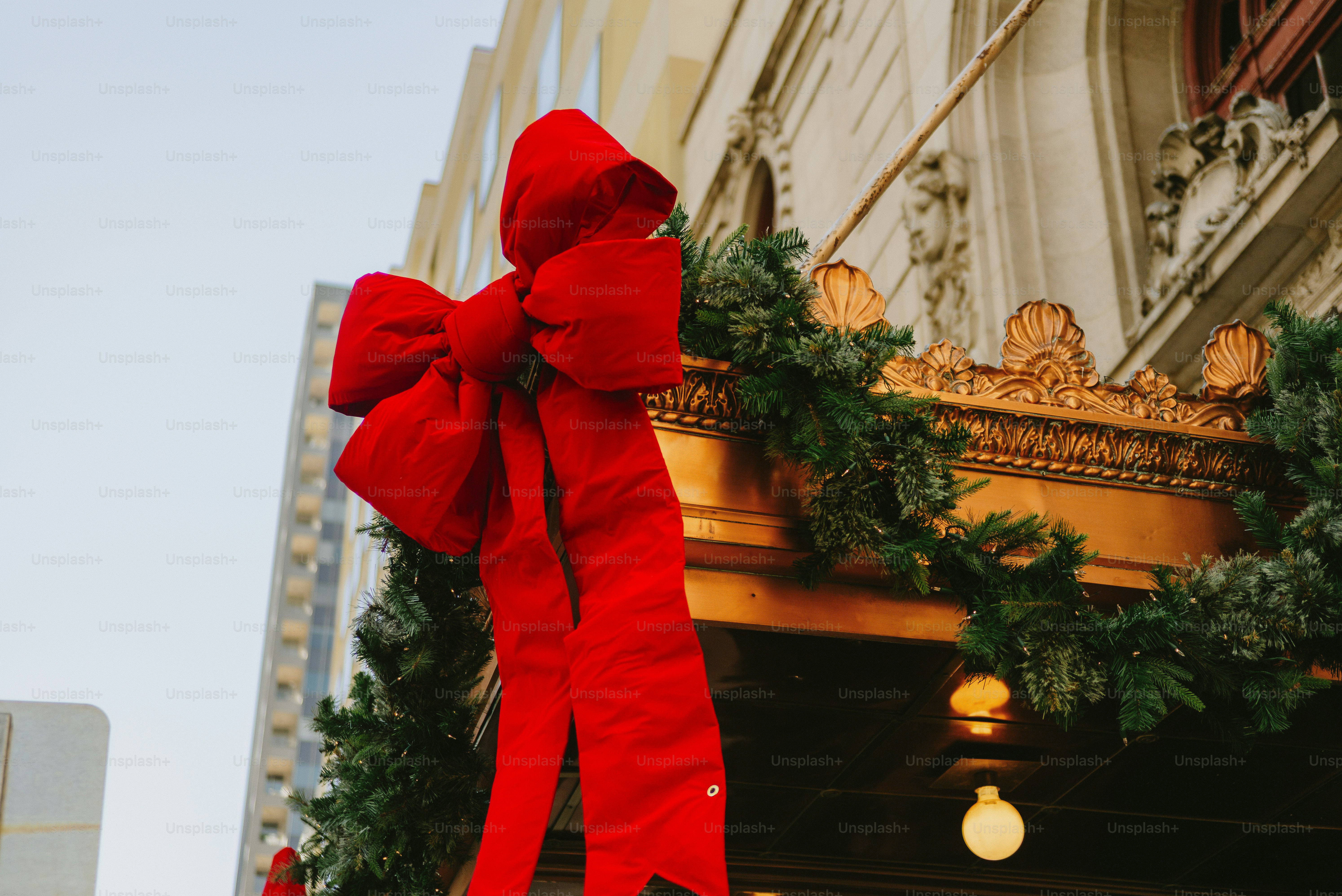 Gran lazo rojo en el edificio decorado para las fiestas