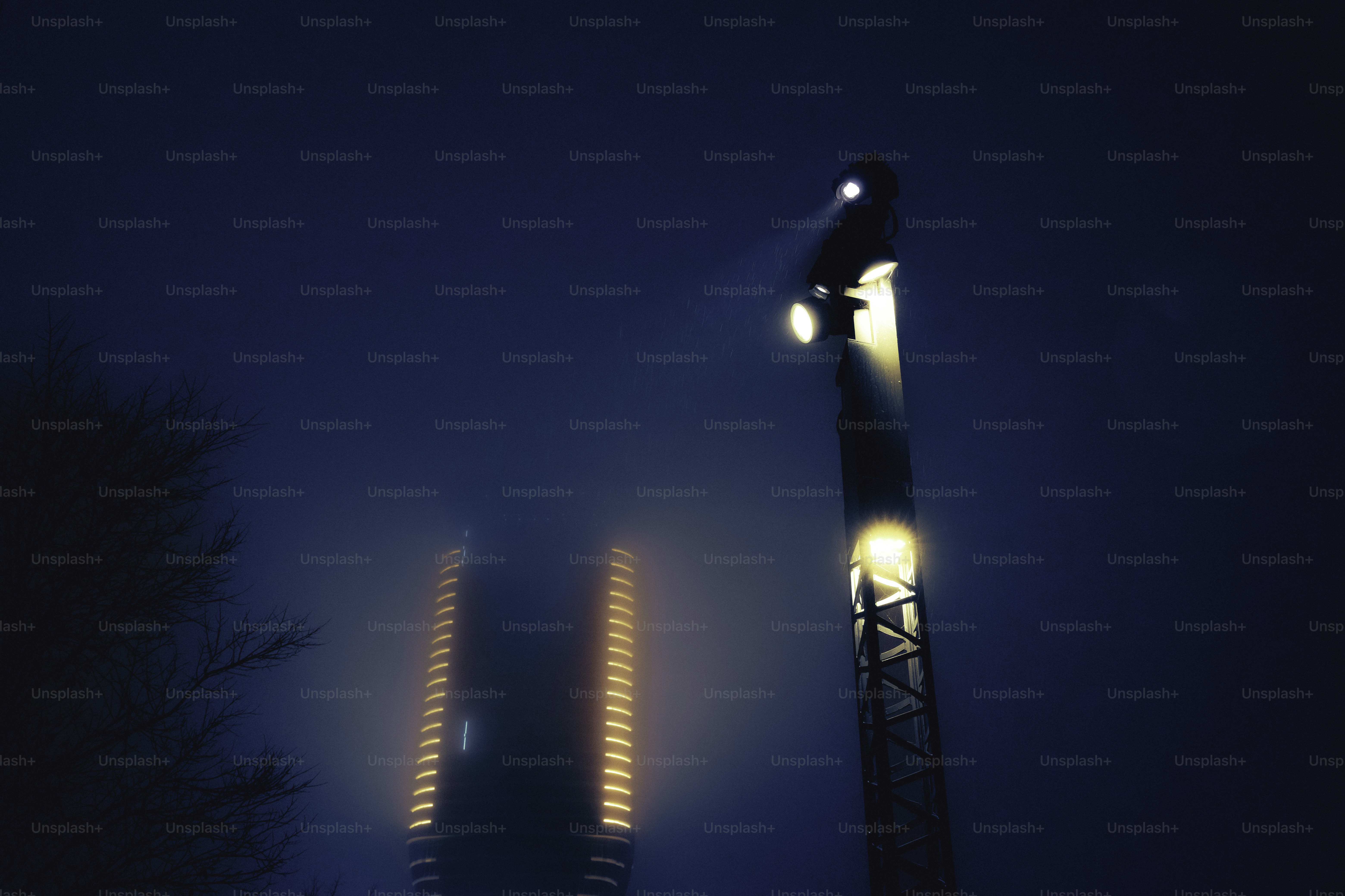 Hohe Industrielichter erhellen den dunklen Nachthimmel