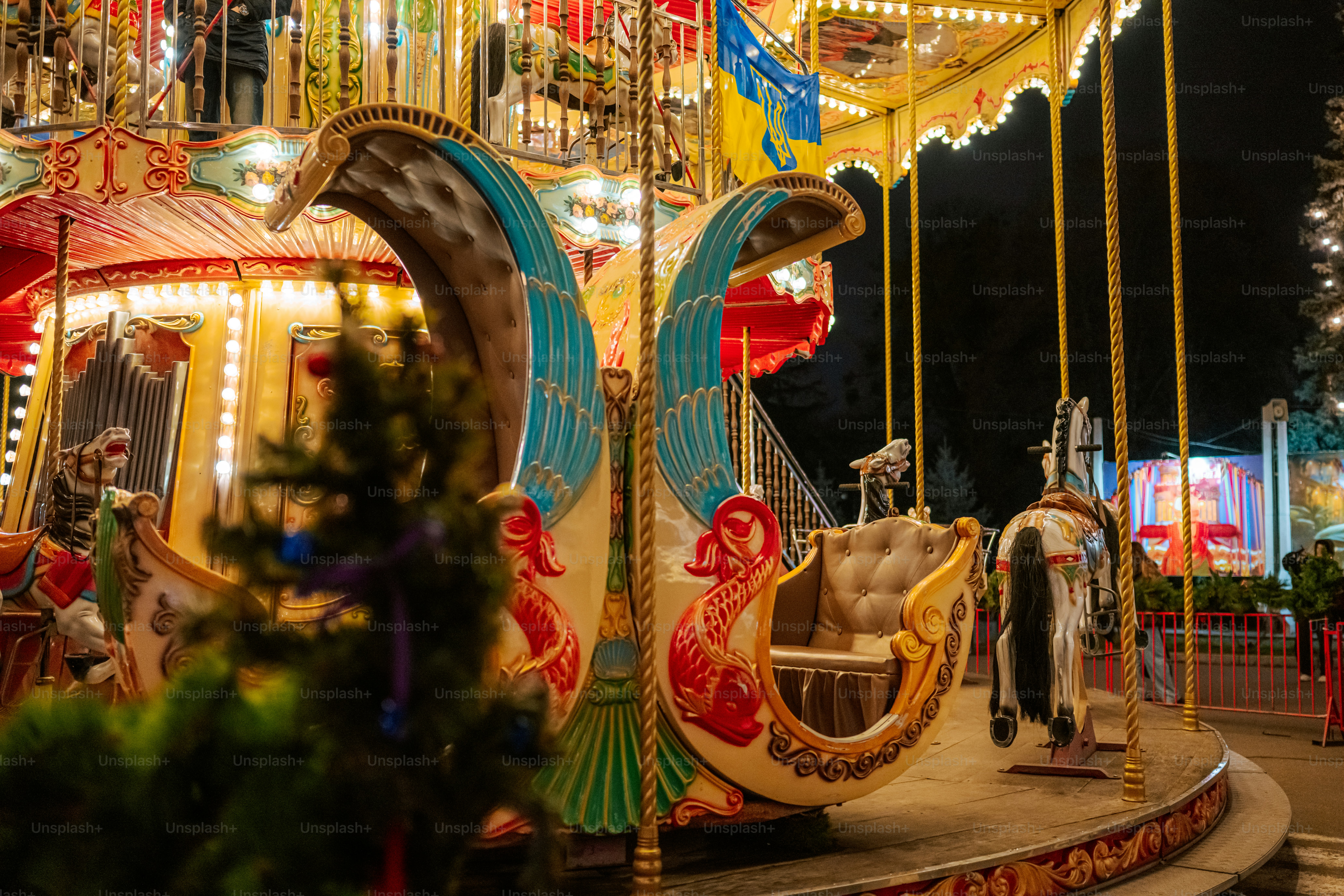 夜の華麗な回転木馬、馬車