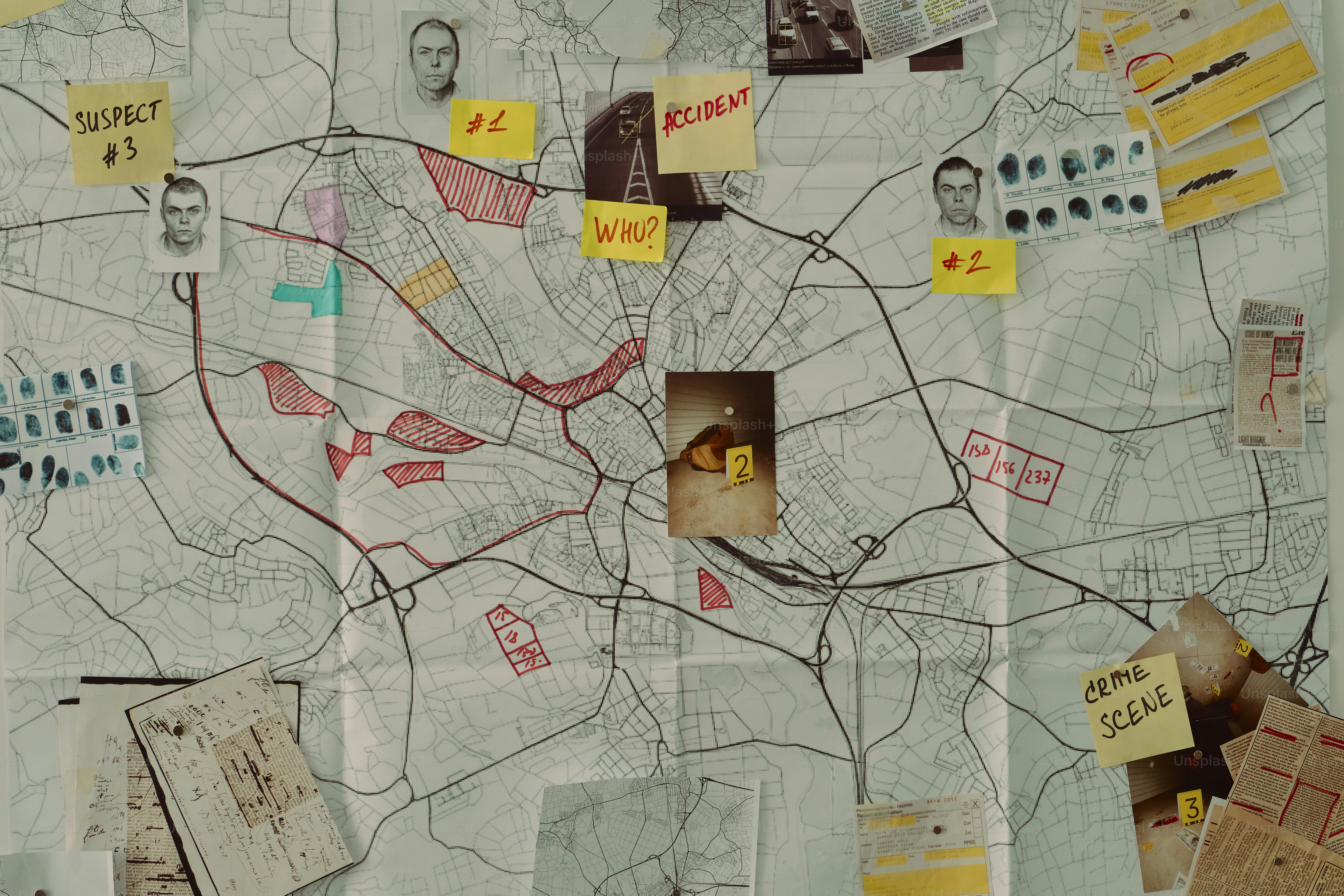 Mappa con foto e appunti appuntati.