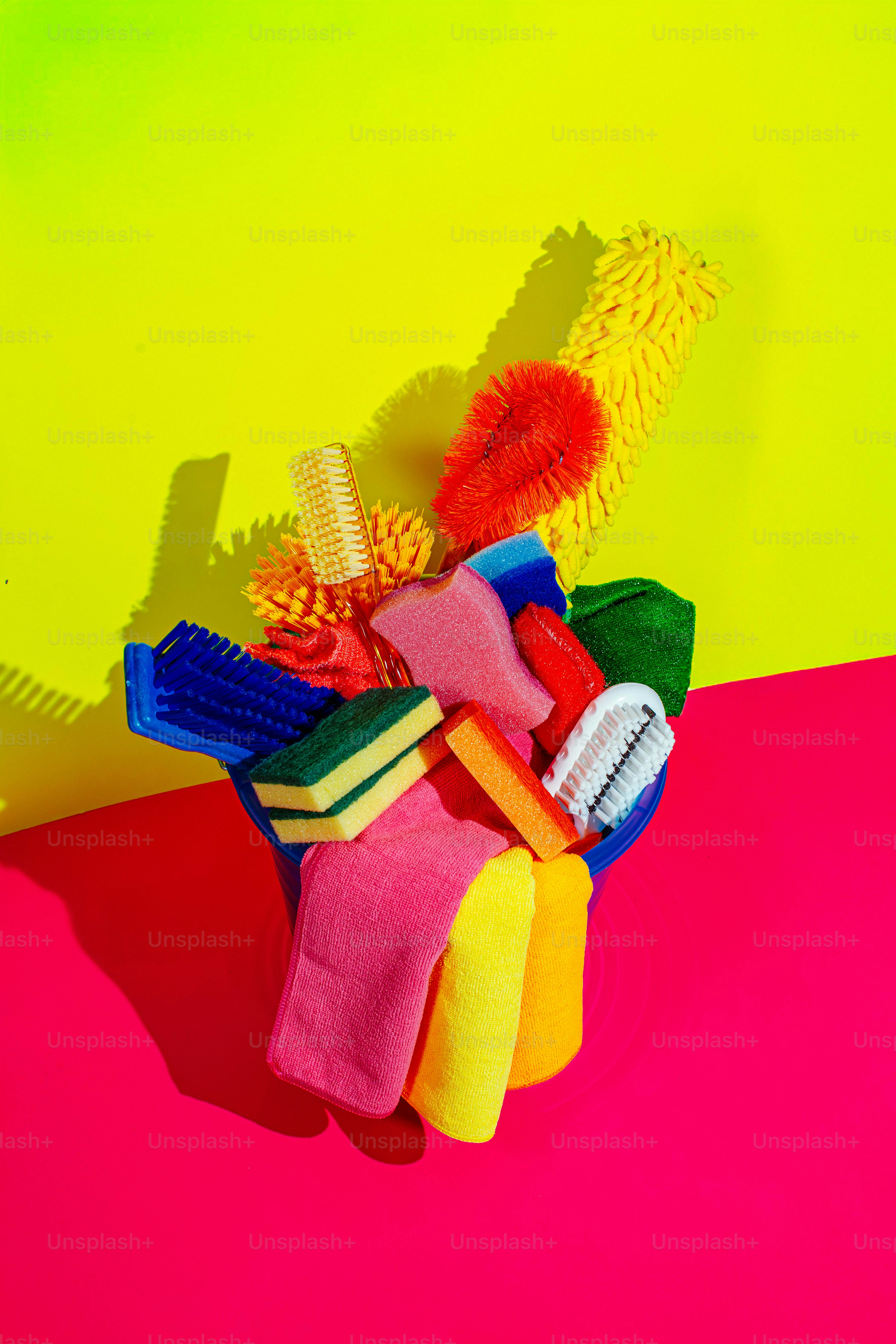 Balde transbordando de produtos de limpeza coloridos