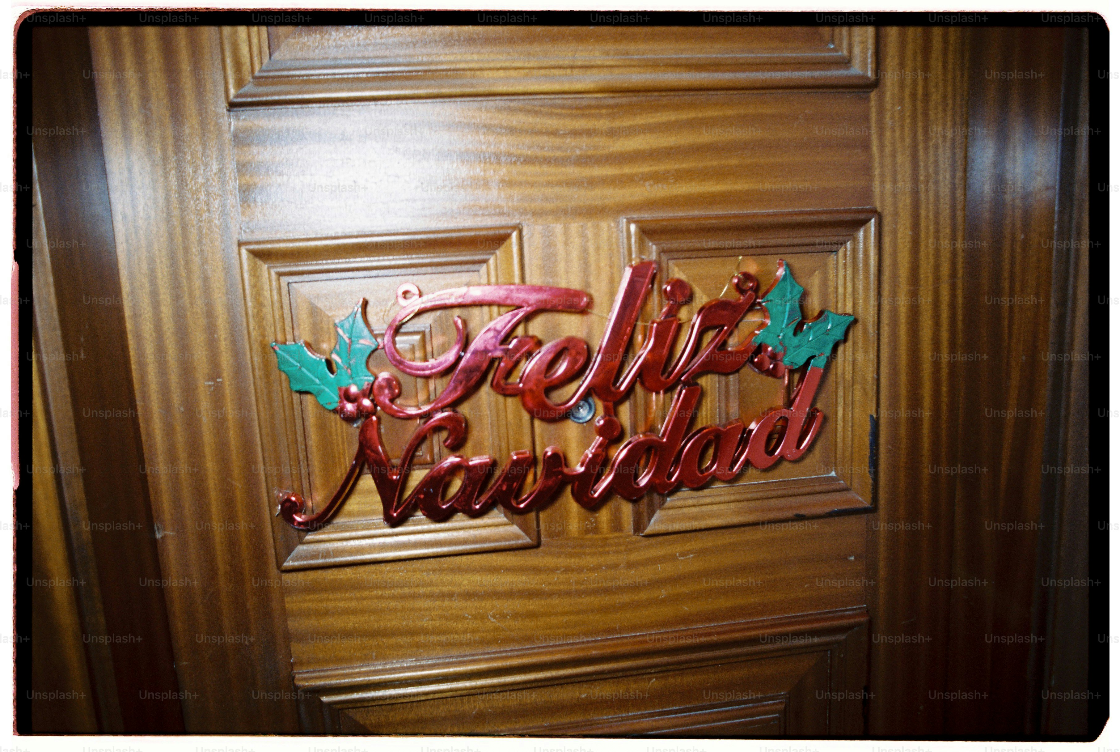 Tanda navidad Feliz di pintu kayu.