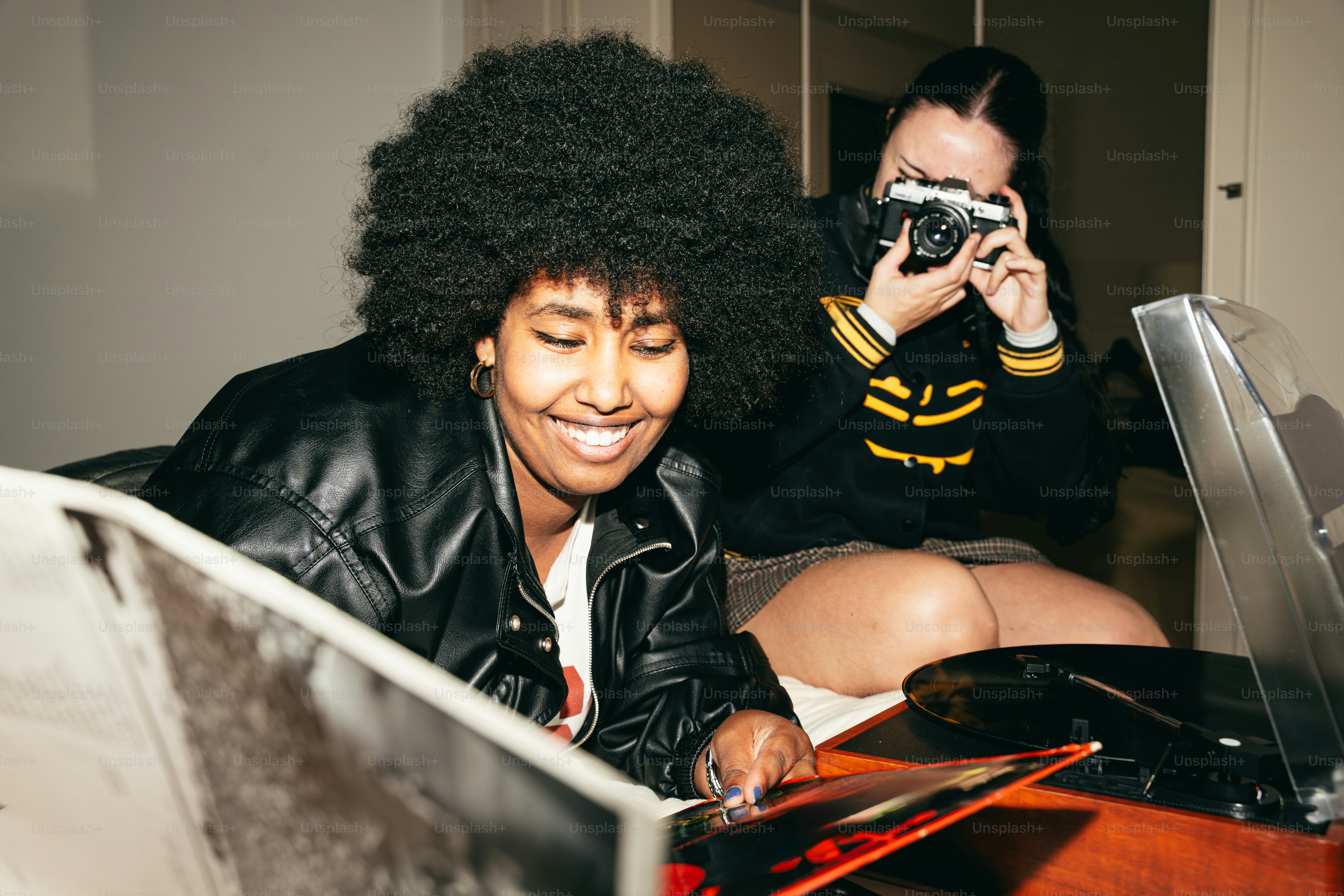 Two people placing a record on a turntable photo – Music Image on Unsplash