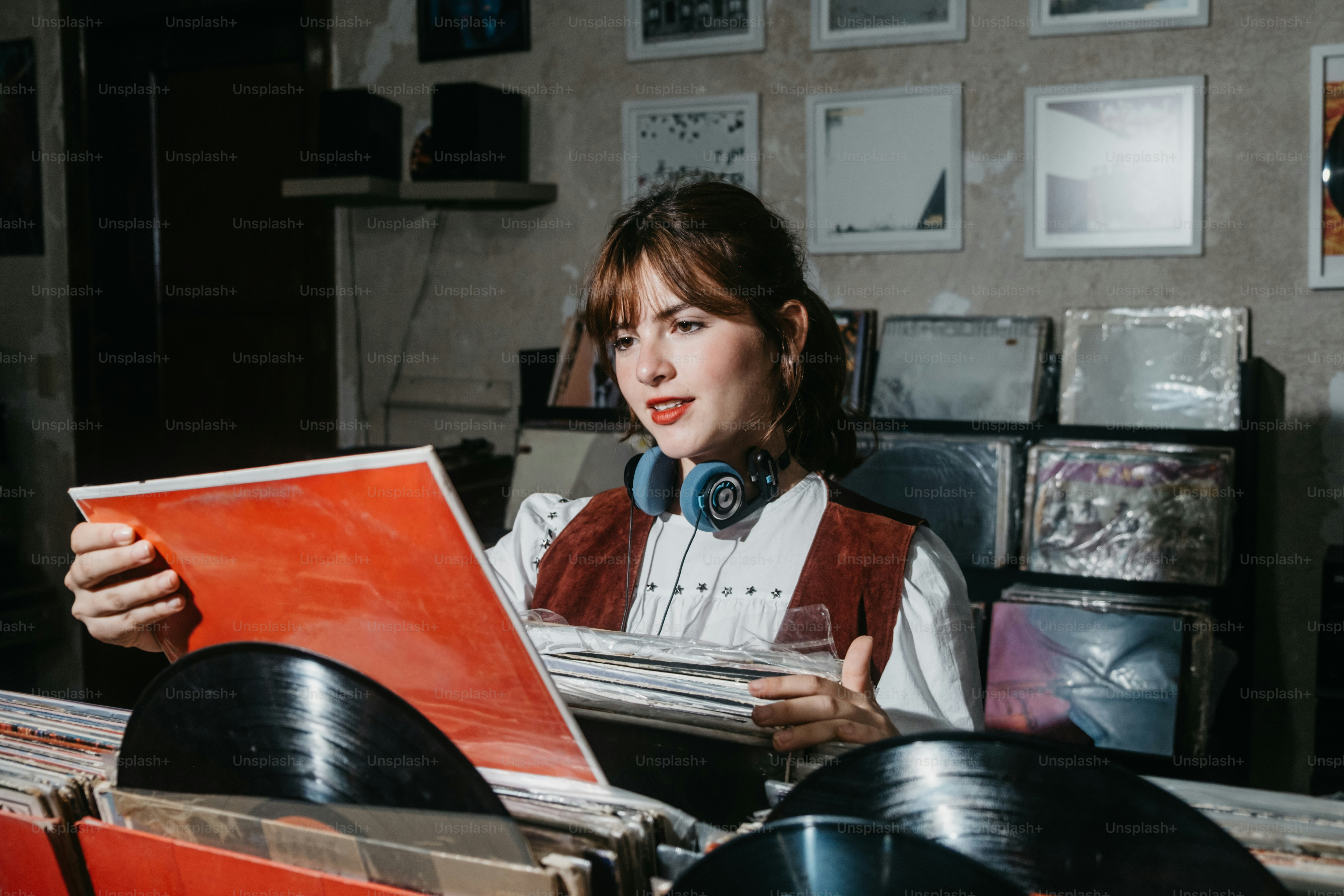 Manos revisando discos de vinilo en un mercado. foto – Imagen de Música ...