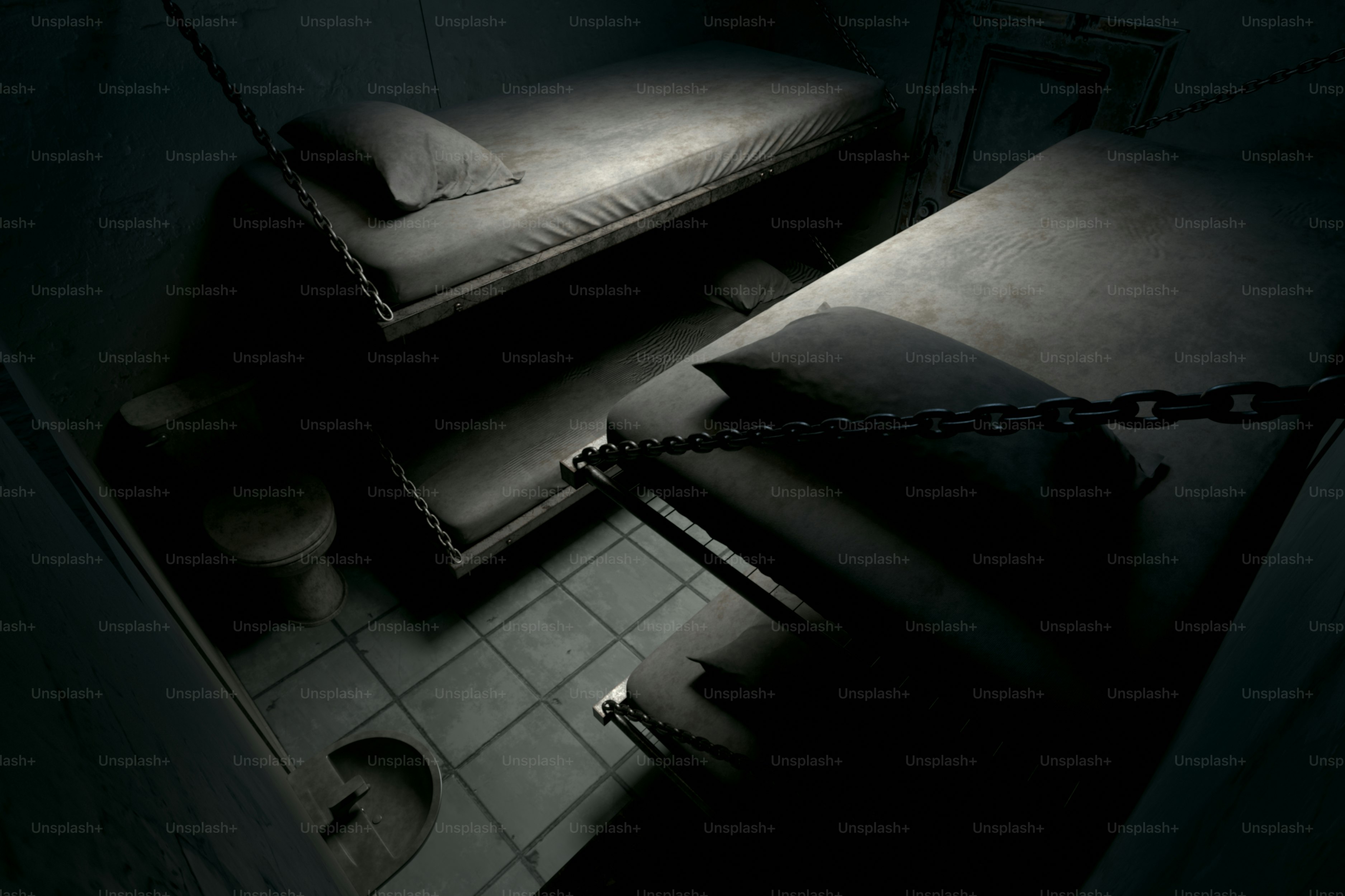 Dos camas en una celda oscura y vacía.